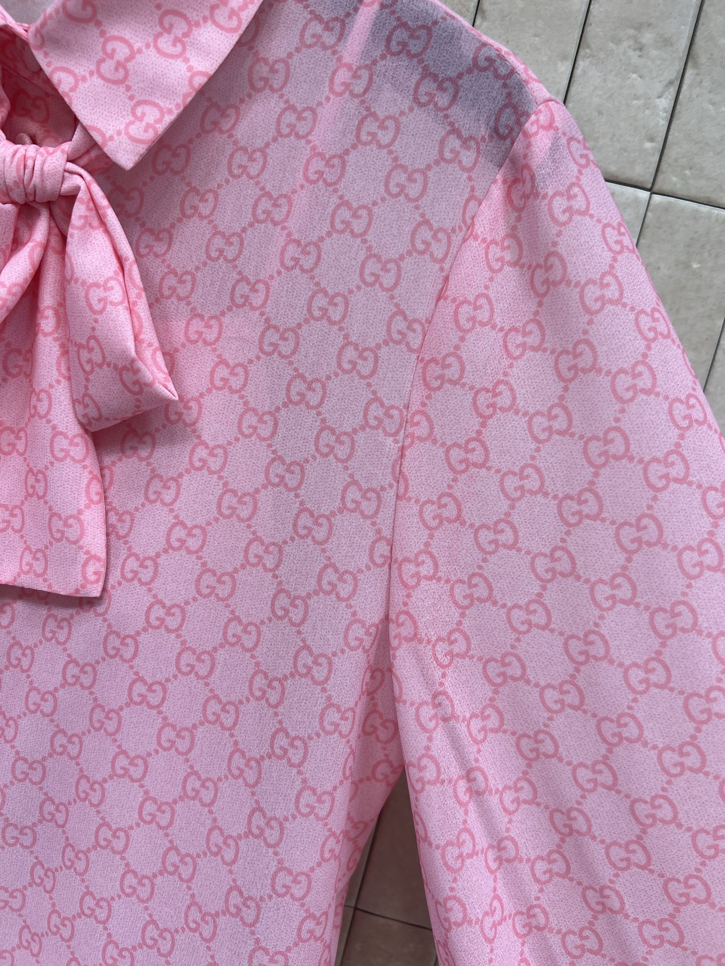 G家 26春夏新款 粉色GG提花飘带衬衫 内搭吊带内衬两件套 定制粉色GG提花面料 轻薄透气 法式浪漫风