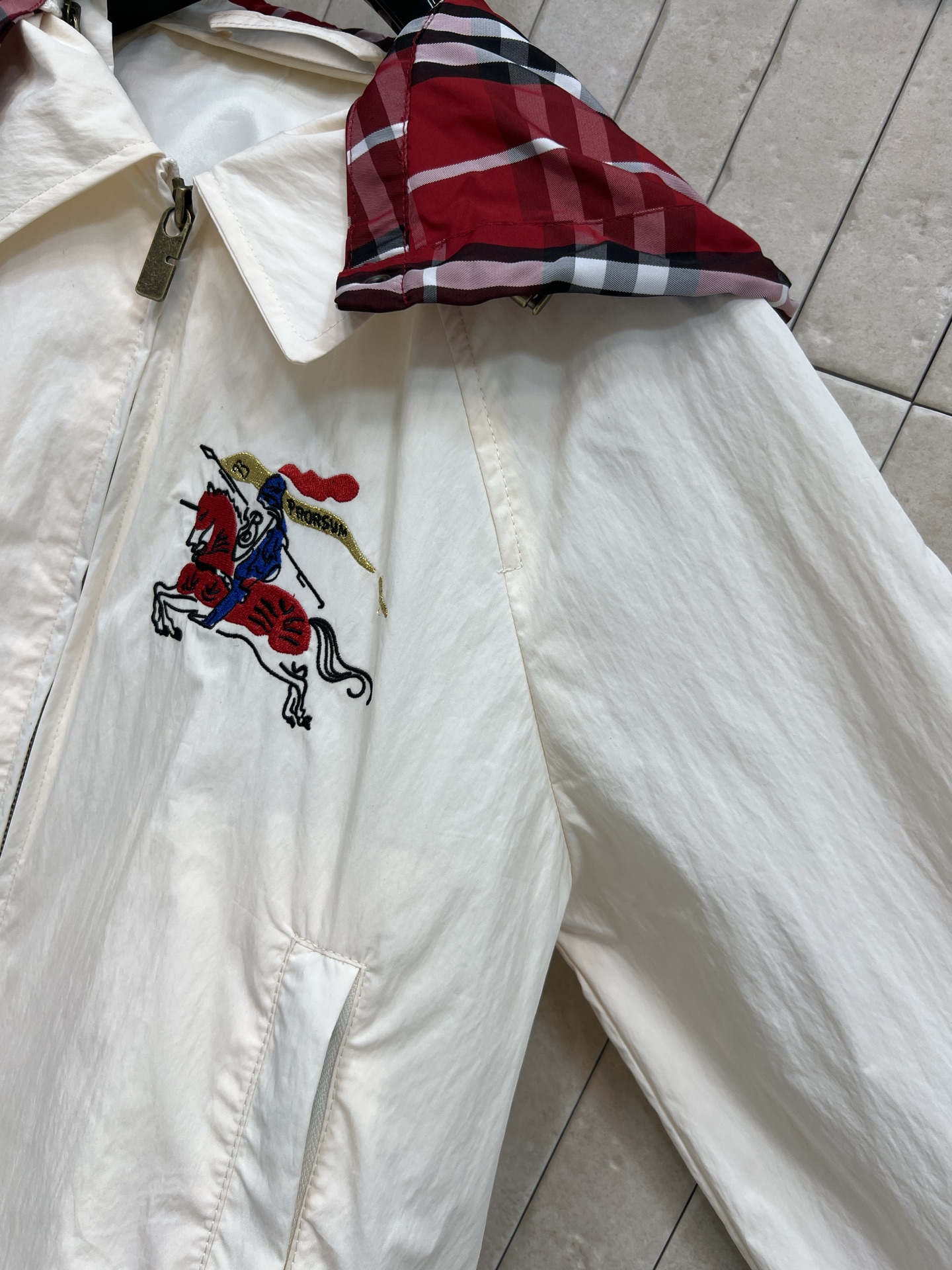 BUR家 26春夏新款 格纹连帽外套 米白色防风面料 轻盈舒适 防泼水处理超实用！胸前马术骑士刺绣+可拆