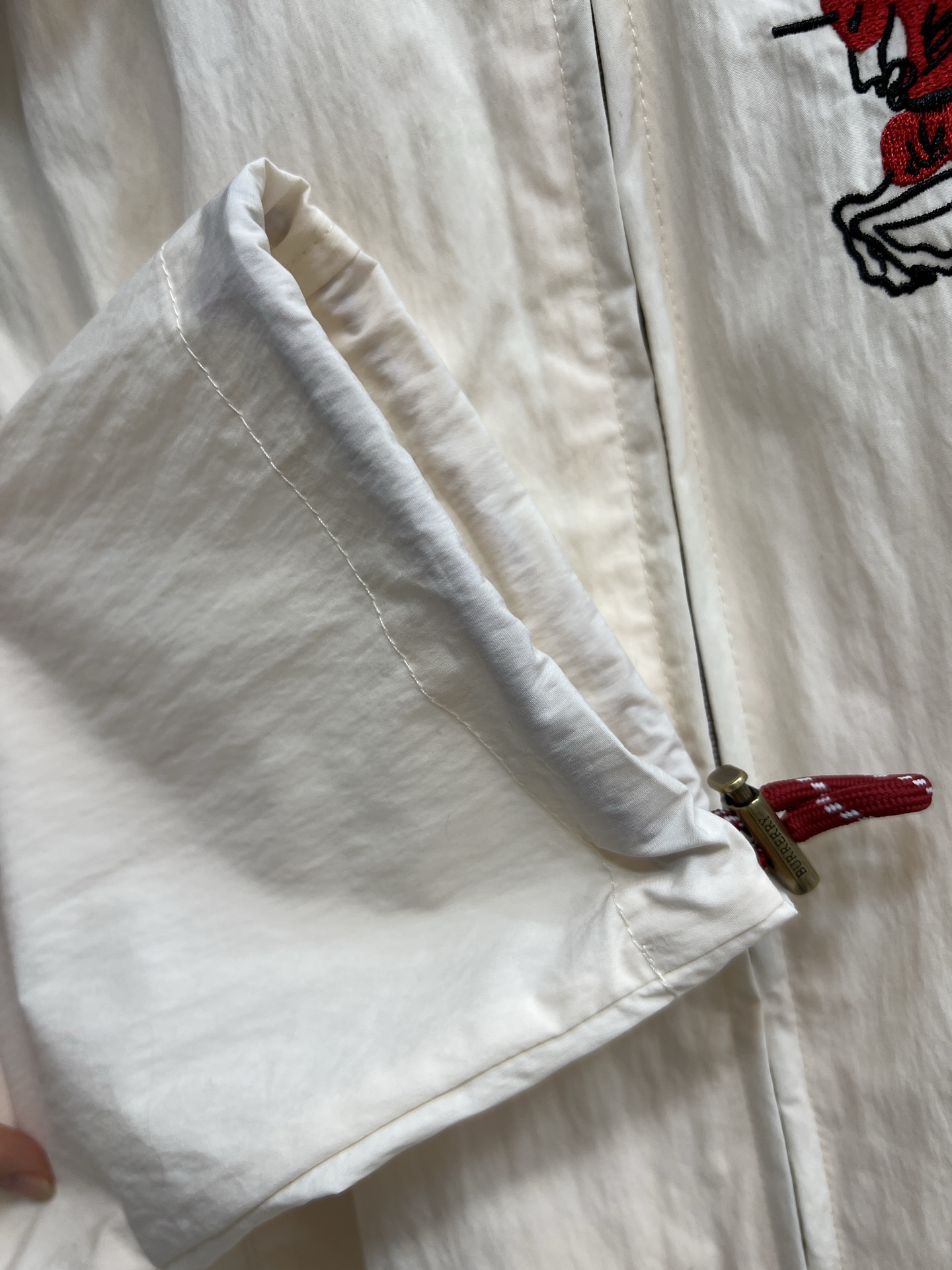 BUR家 26春夏新款 格纹连帽外套 米白色防风面料 轻盈舒适 防泼水处理超实用！胸前马术骑士刺绣+可拆