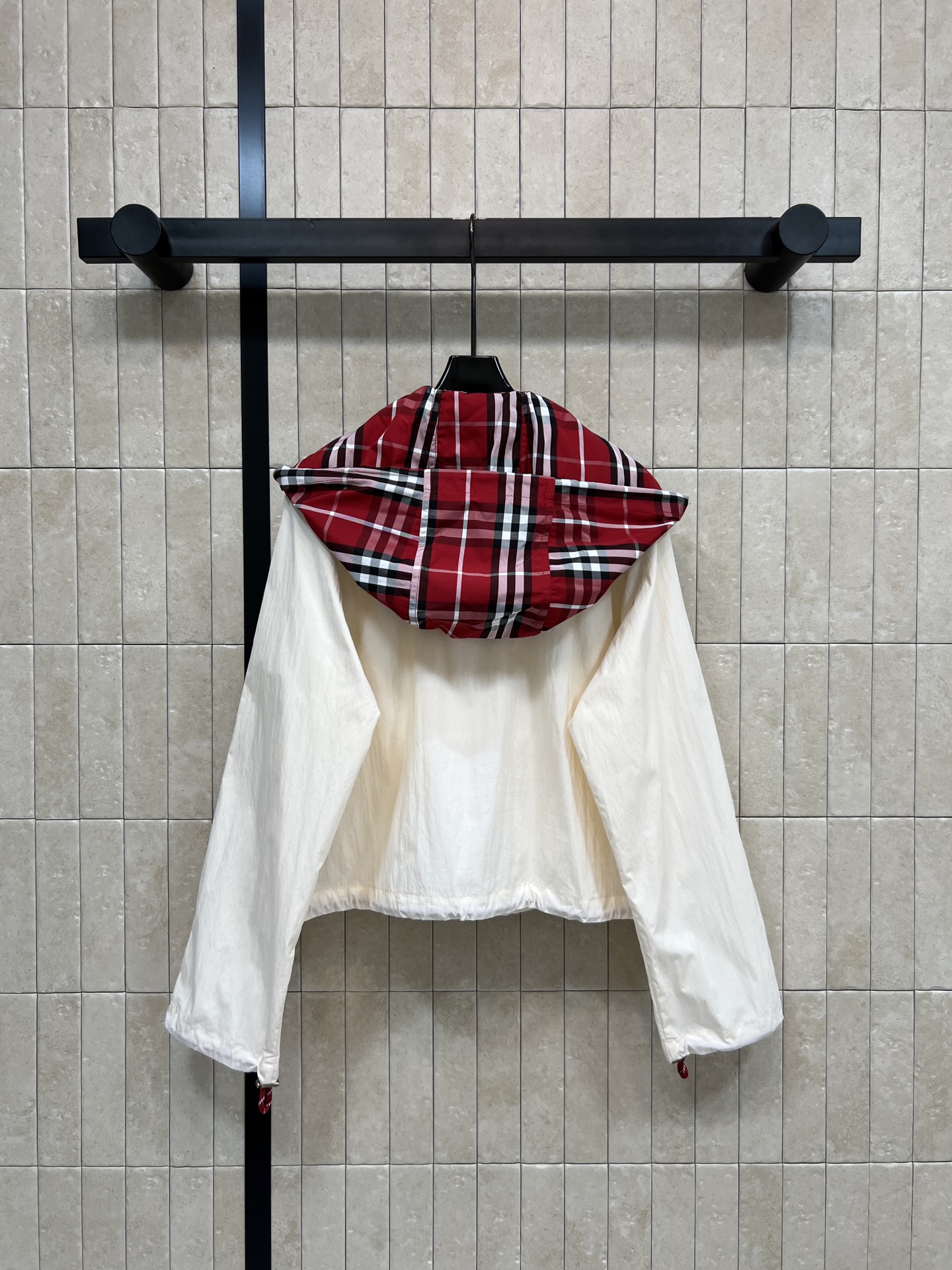 BUR家 26春夏新款 格纹连帽外套 米白色防风面料 轻盈舒适 防泼水处理超实用！胸前马术骑士刺绣+可拆