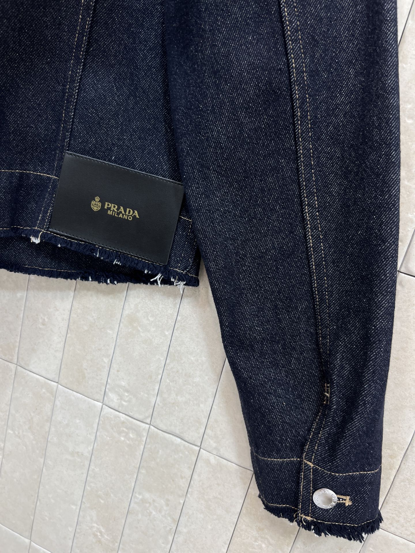 PD家 26春夏新款 深蓝色短款牛仔外套 经典丹宁面料 复古翻领+金属logo纽扣设计 简约又实用 短款