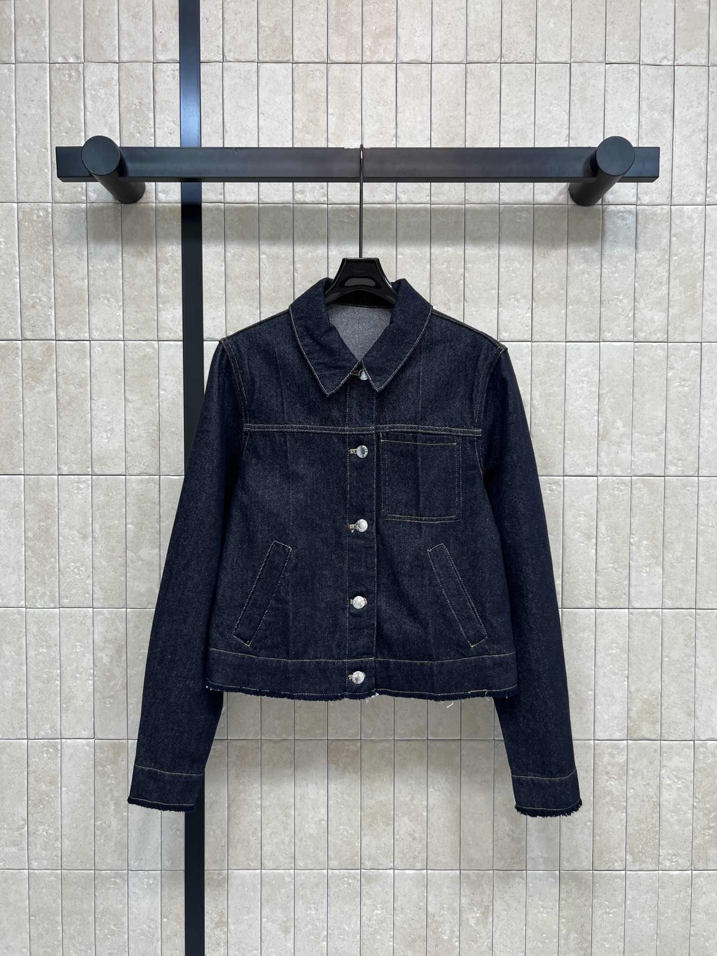 PD家 26春夏新款 深蓝色短款牛仔外套 经典丹宁面料 复古翻领+金属logo纽扣设计 简约又实用 短款