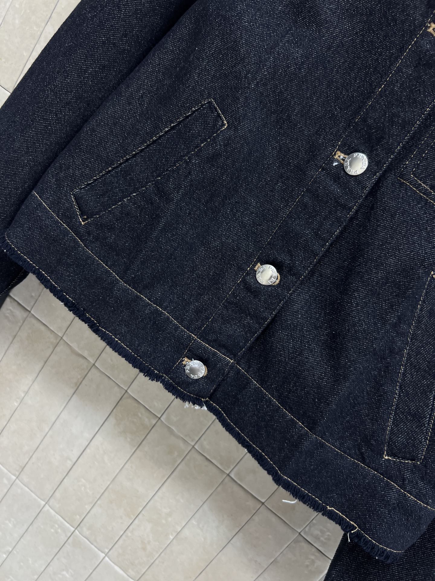 PD家 26春夏新款 深蓝色短款牛仔外套 经典丹宁面料 复古翻领+金属logo纽扣设计 简约又实用 短款