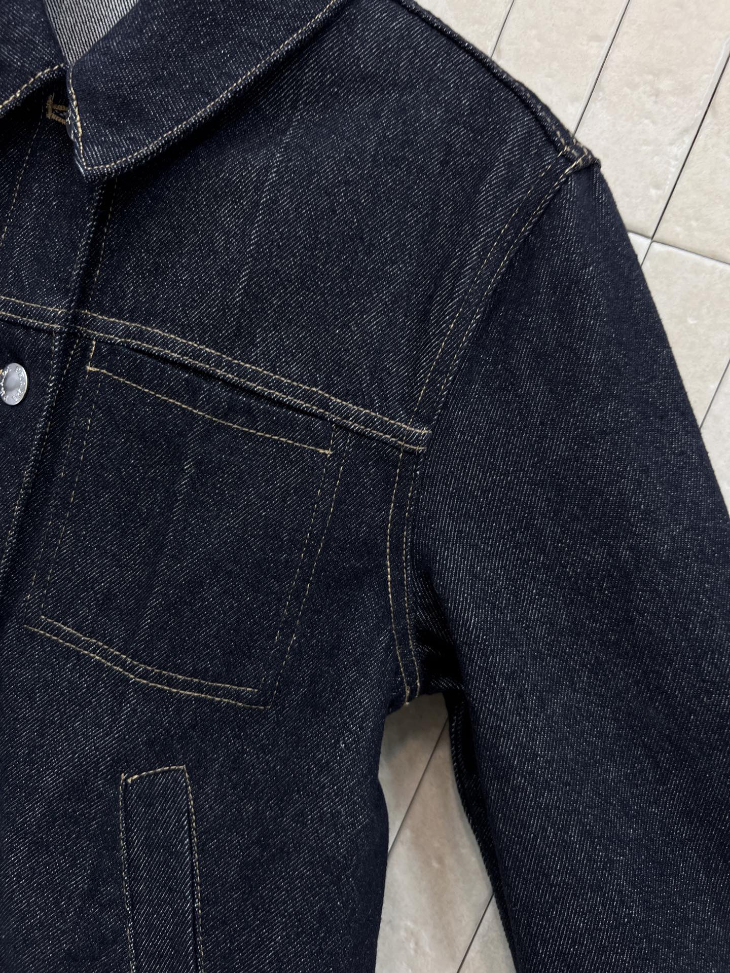 PD家 26春夏新款 深蓝色短款牛仔外套 经典丹宁面料 复古翻领+金属logo纽扣设计 简约又实用 短款