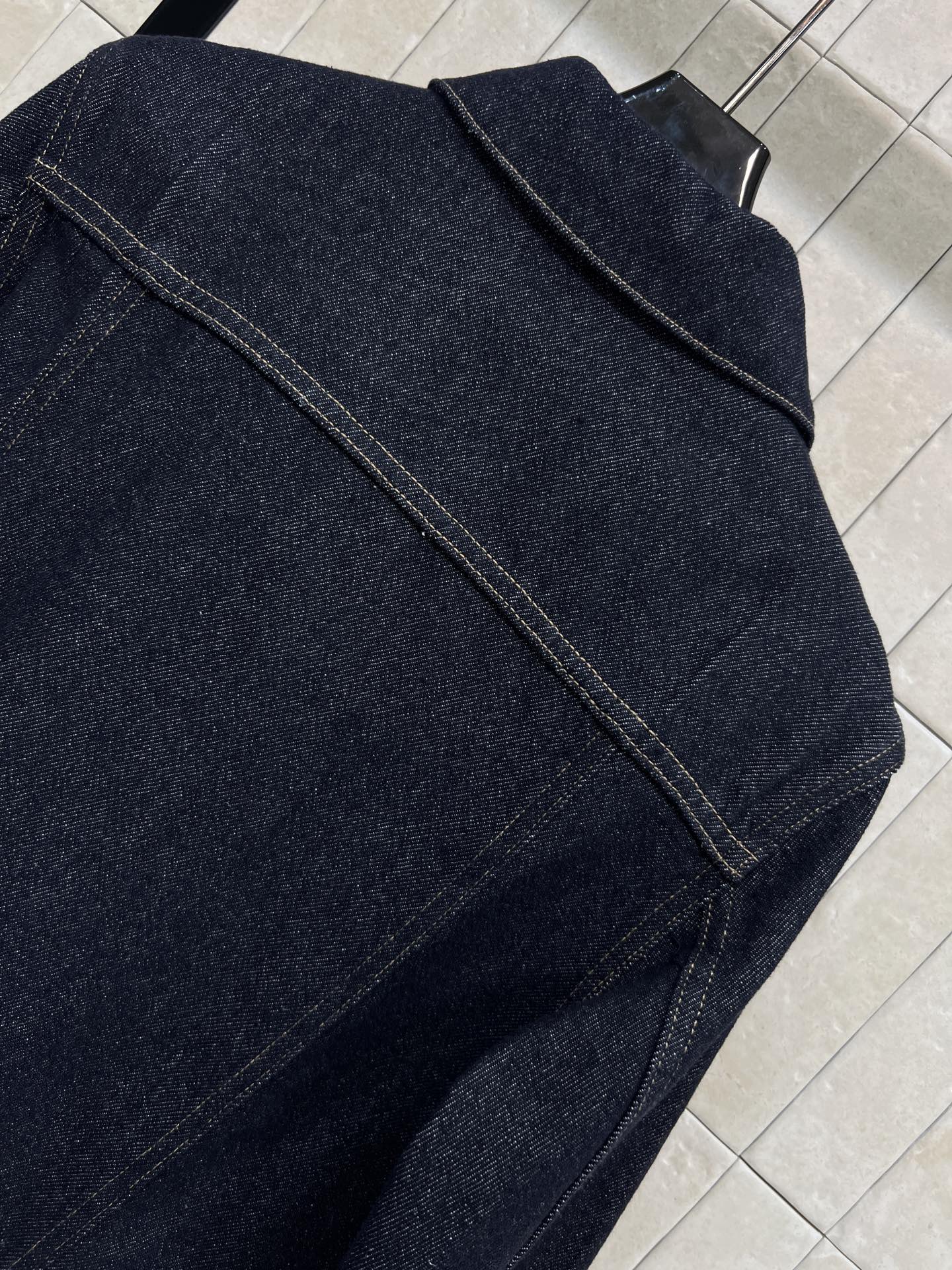 PD家 26春夏新款 深蓝色短款牛仔外套 经典丹宁面料 复古翻领+金属logo纽扣设计 简约又实用 短款