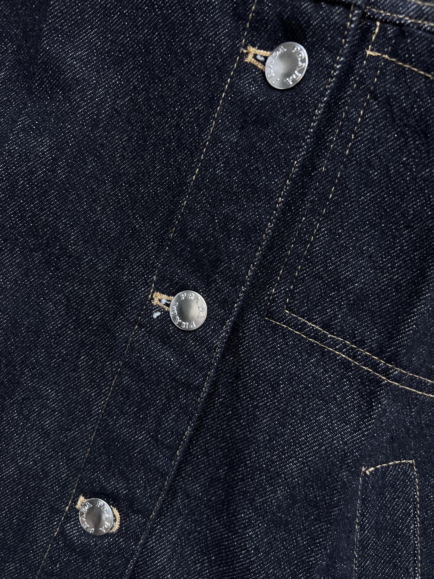 PD家 26春夏新款 深蓝色短款牛仔外套 经典丹宁面料 复古翻领+金属logo纽扣设计 简约又实用 短款