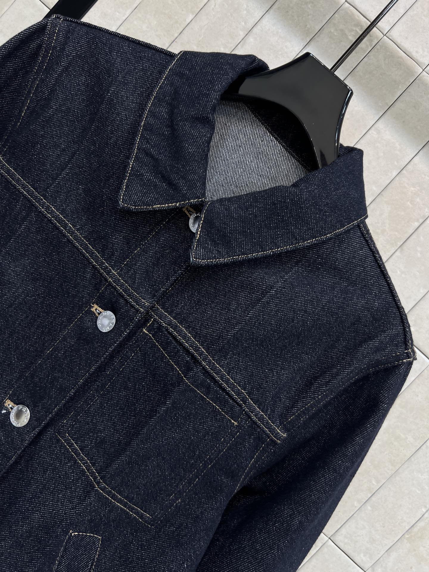 PD家 26春夏新款 深蓝色短款牛仔外套 经典丹宁面料 复古翻领+金属logo纽扣设计 简约又实用 短款