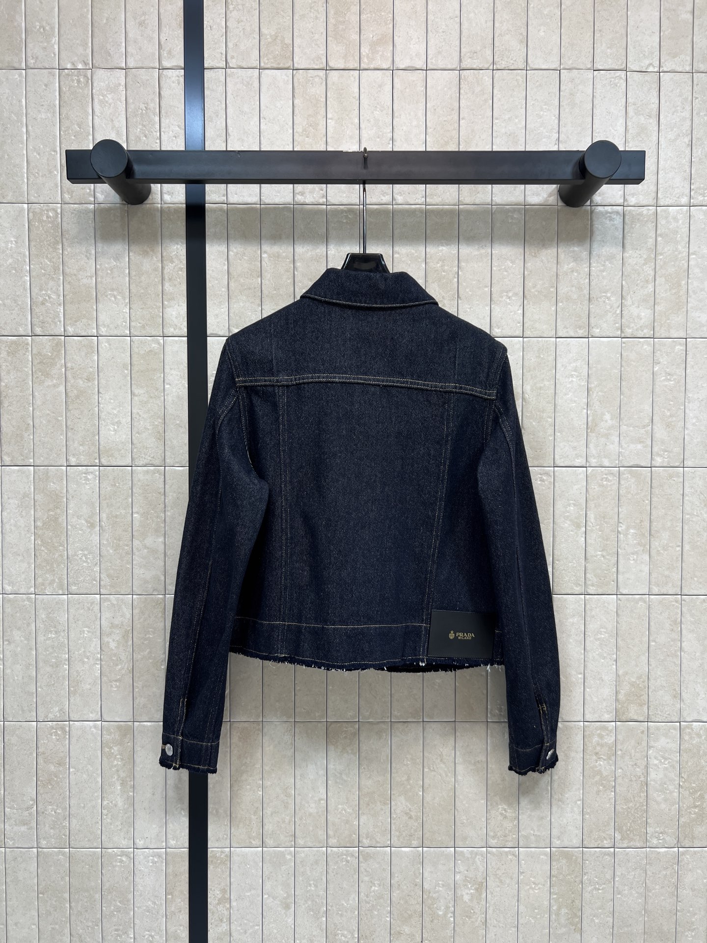 PD家 26春夏新款 深蓝色短款牛仔外套 经典丹宁面料 复古翻领+金属logo纽扣设计 简约又实用 短款