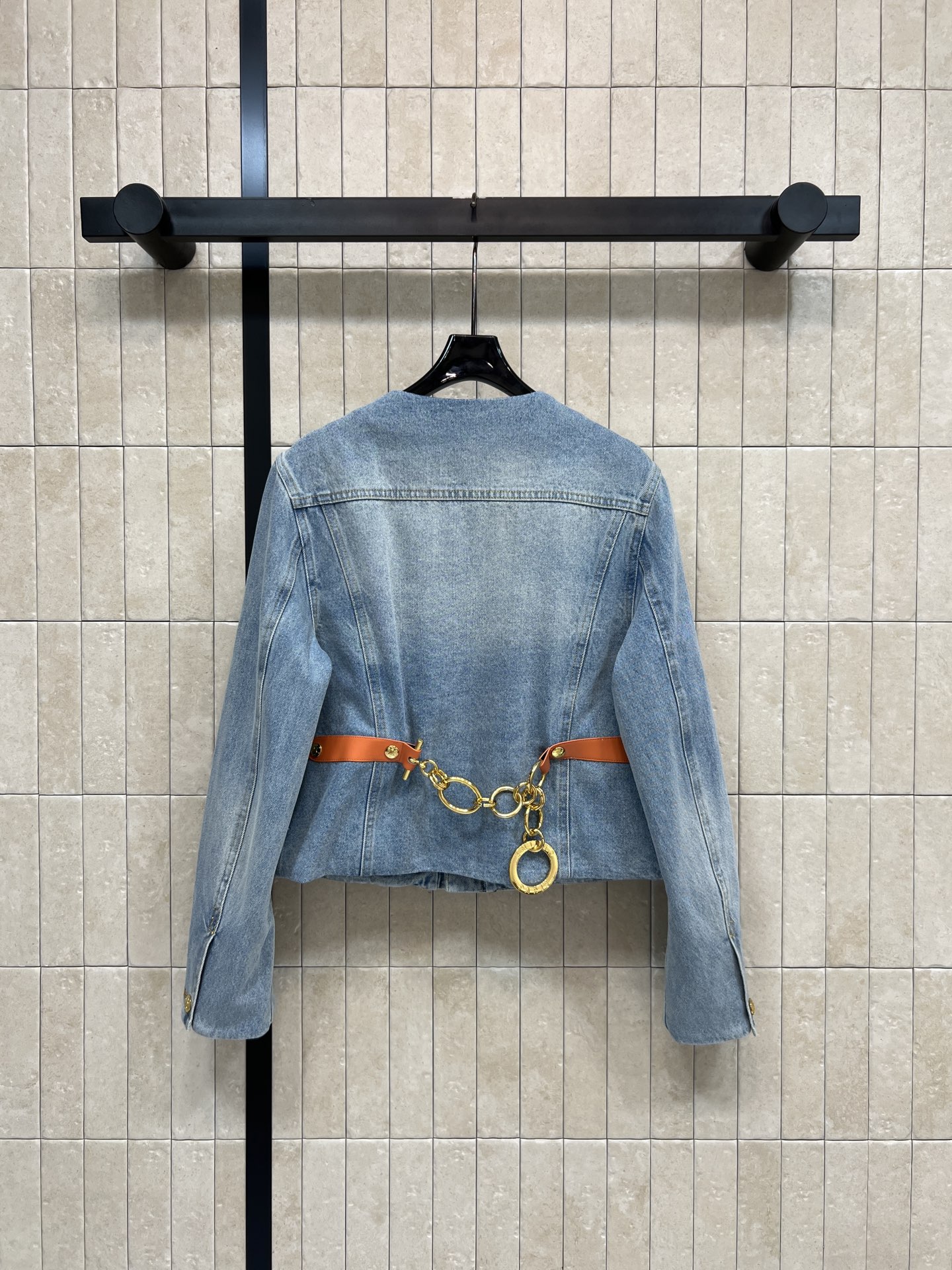 CE家 26春夏新款 复古牛仔外套 采用浅蓝水洗面料 金属纽扣点缀 简约又有细节感 短款剪裁 正肩设计 