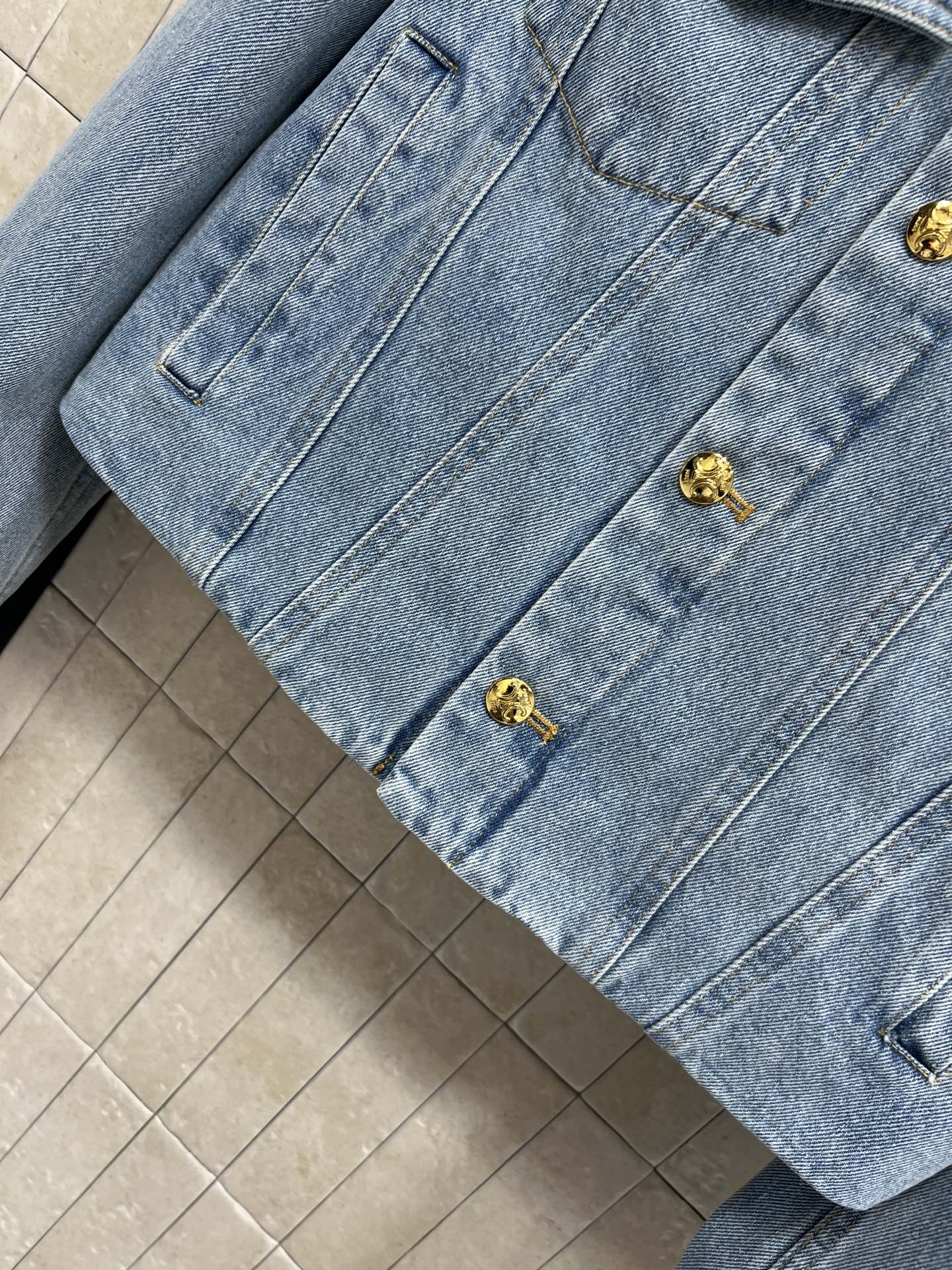 CE家 26春夏新款 复古牛仔外套 采用浅蓝水洗面料 金属纽扣点缀 简约又有细节感 短款剪裁 正肩设计 