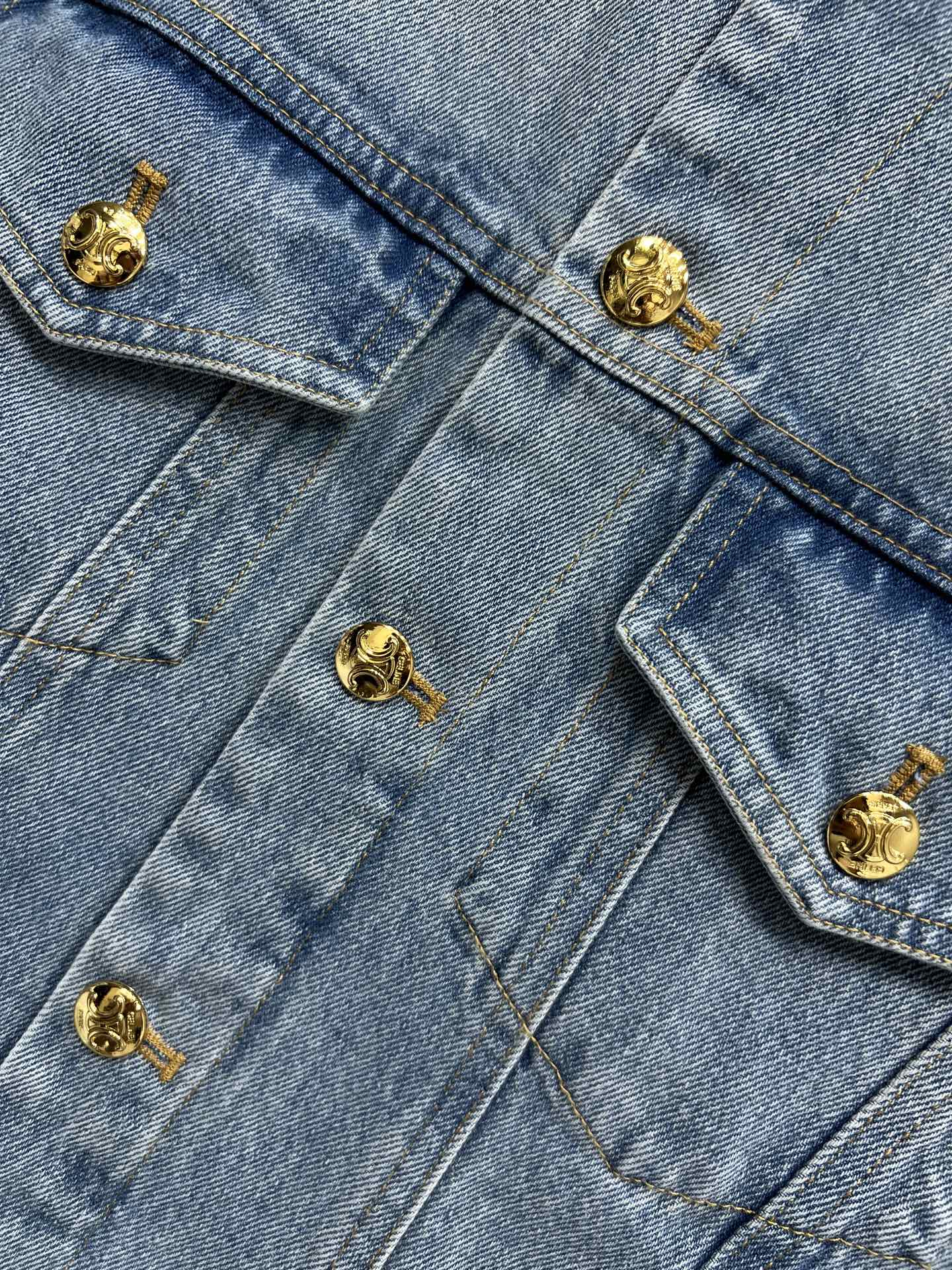 CE家 26春夏新款 复古牛仔外套 采用浅蓝水洗面料 金属纽扣点缀 简约又有细节感 短款剪裁 正肩设计 