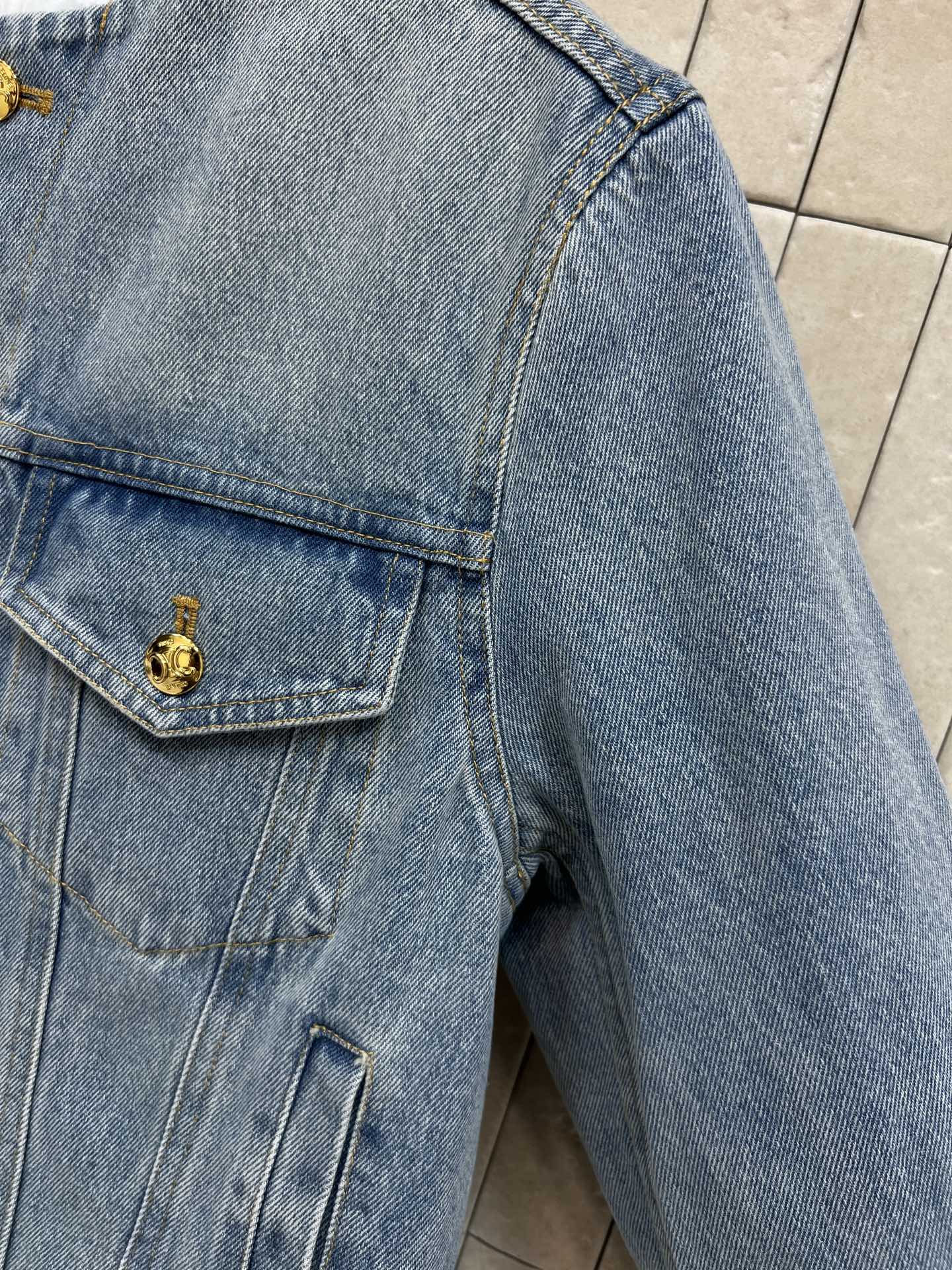 CE家 26春夏新款 复古牛仔外套 采用浅蓝水洗面料 金属纽扣点缀 简约又有细节感 短款剪裁 正肩设计 