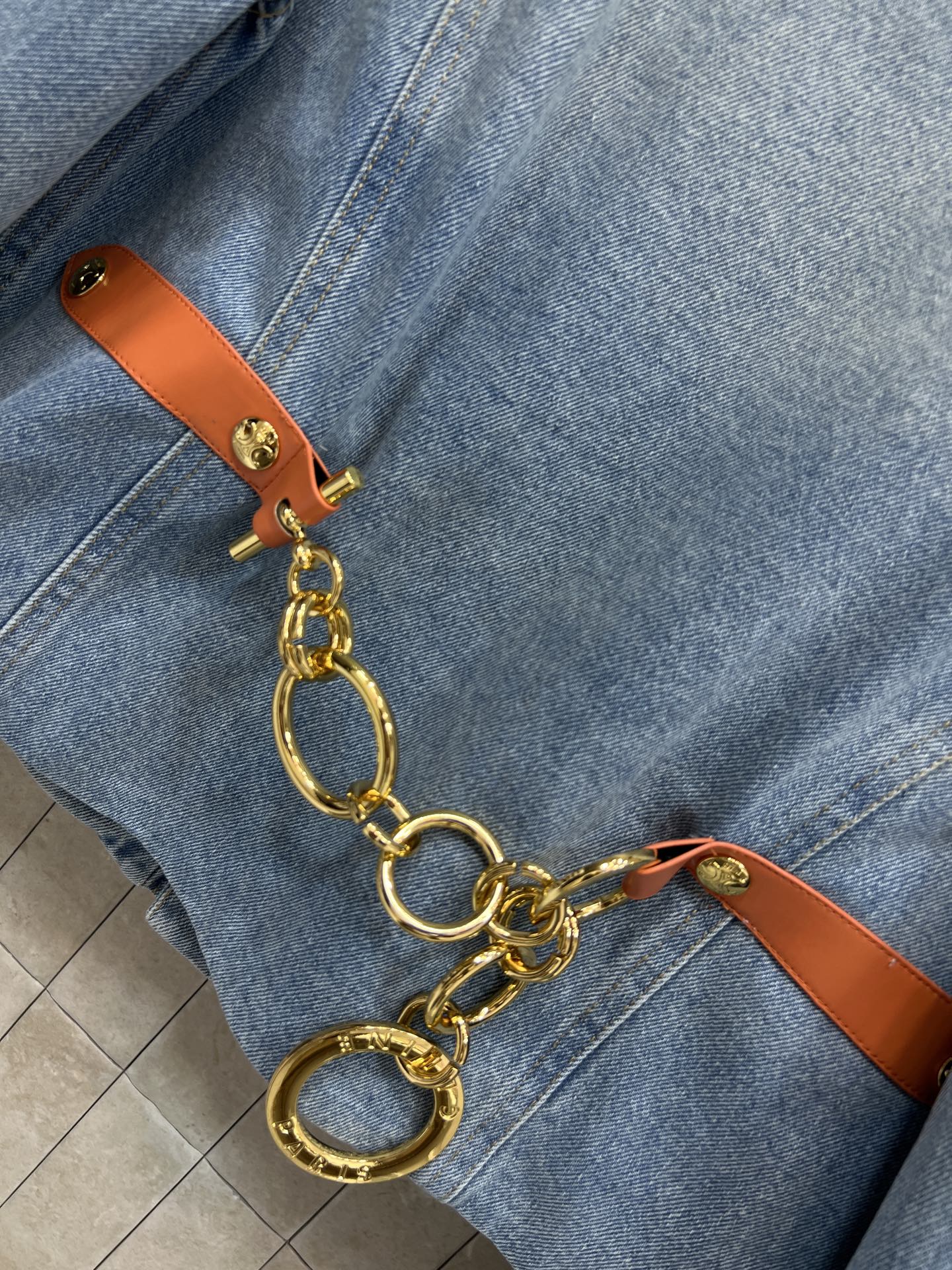 CE家 26春夏新款 复古牛仔外套 采用浅蓝水洗面料 金属纽扣点缀 简约又有细节感 短款剪裁 正肩设计 