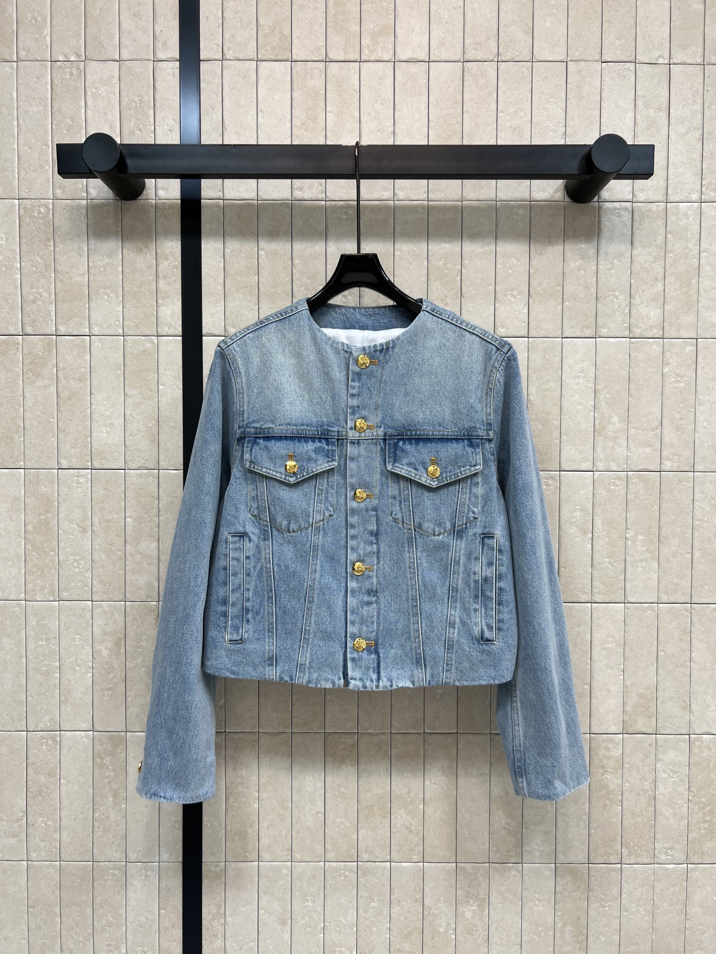CE家 26春夏新款 复古牛仔外套 采用浅蓝水洗面料 金属纽扣点缀 简约又有细节感 短款剪裁 正肩设计 