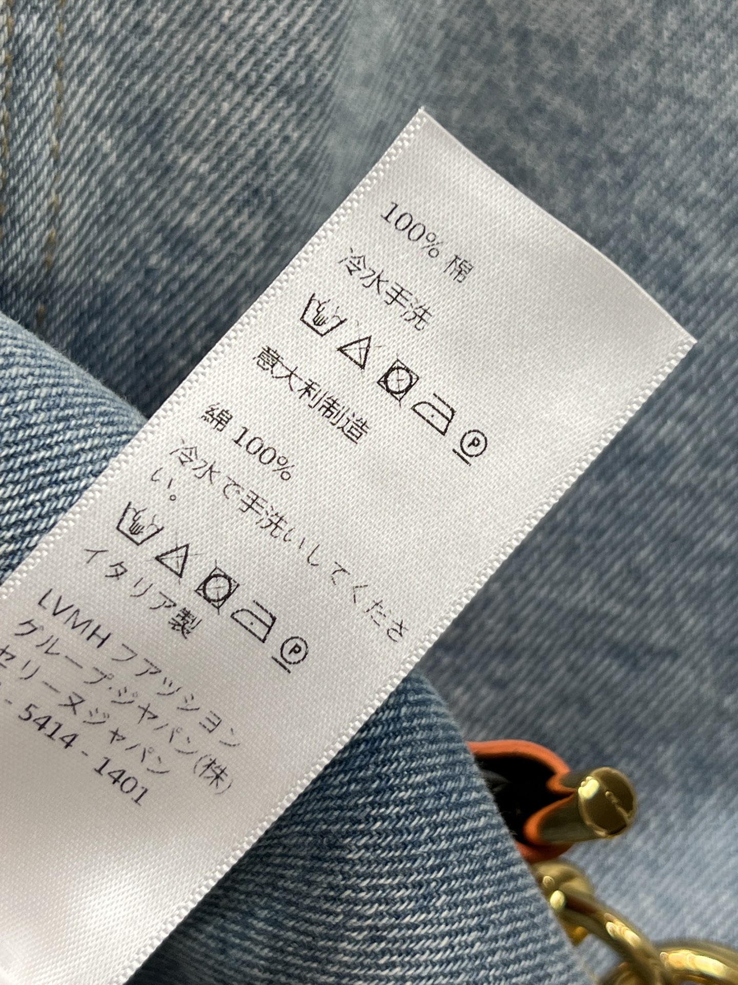 CE家 26春夏新款 复古牛仔外套 采用浅蓝水洗面料 金属纽扣点缀 简约又有细节感 短款剪裁 正肩设计 