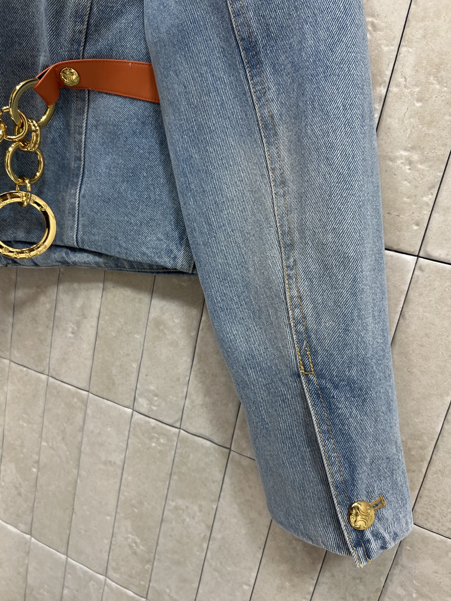 CE家 26春夏新款 复古牛仔外套 采用浅蓝水洗面料 金属纽扣点缀 简约又有细节感 短款剪裁 正肩设计 