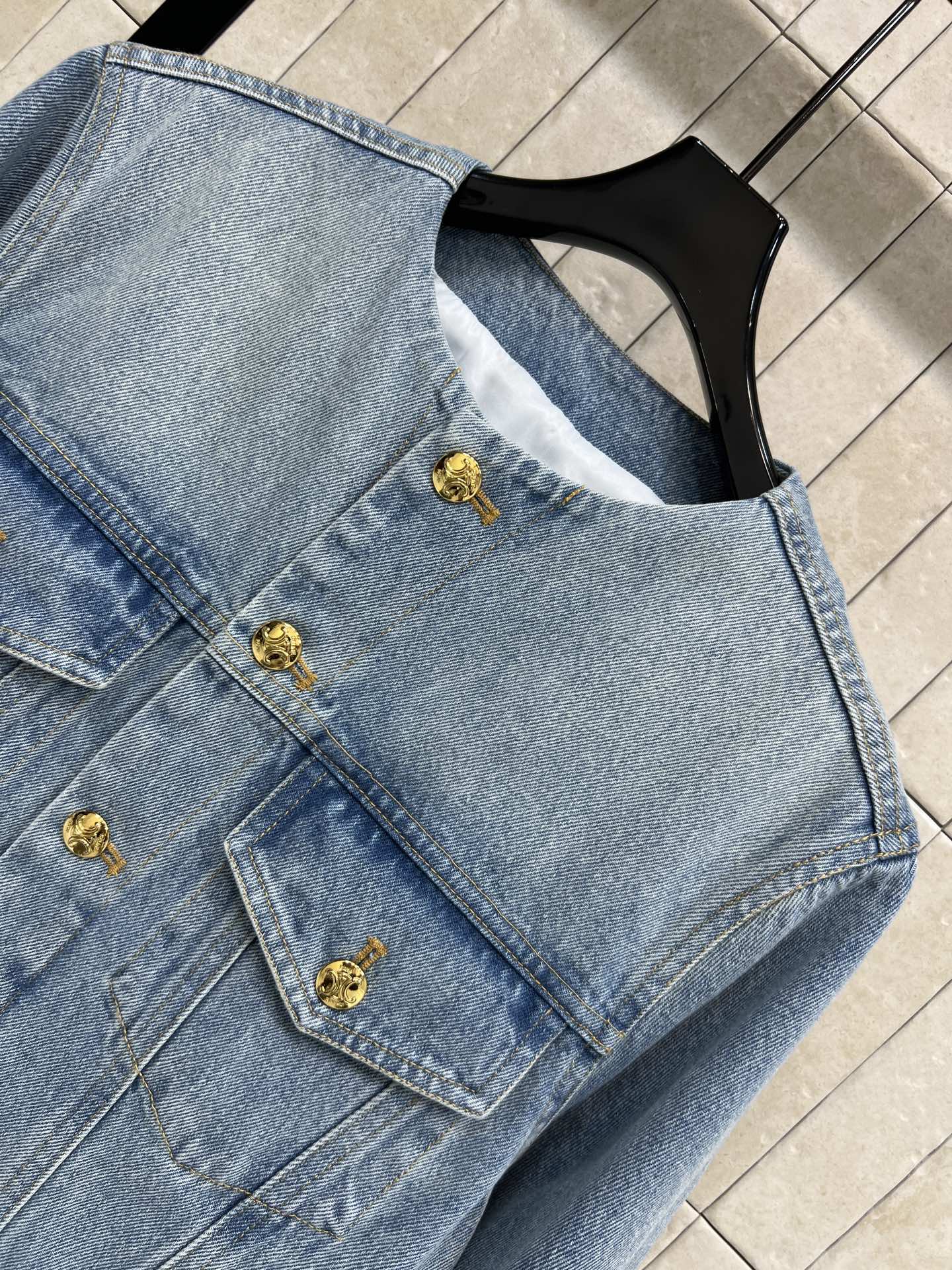 CE家 26春夏新款 复古牛仔外套 采用浅蓝水洗面料 金属纽扣点缀 简约又有细节感 短款剪裁 正肩设计 