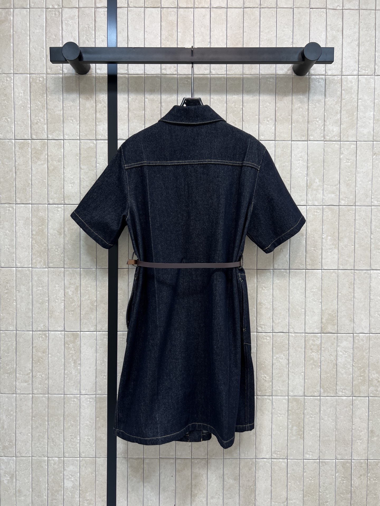 PD家 26春夏新款 翻领牛仔连衣裙 深色牛仔面料 短袖衬衫式设计 简约复古风格 金属纽扣+三角标腰带收