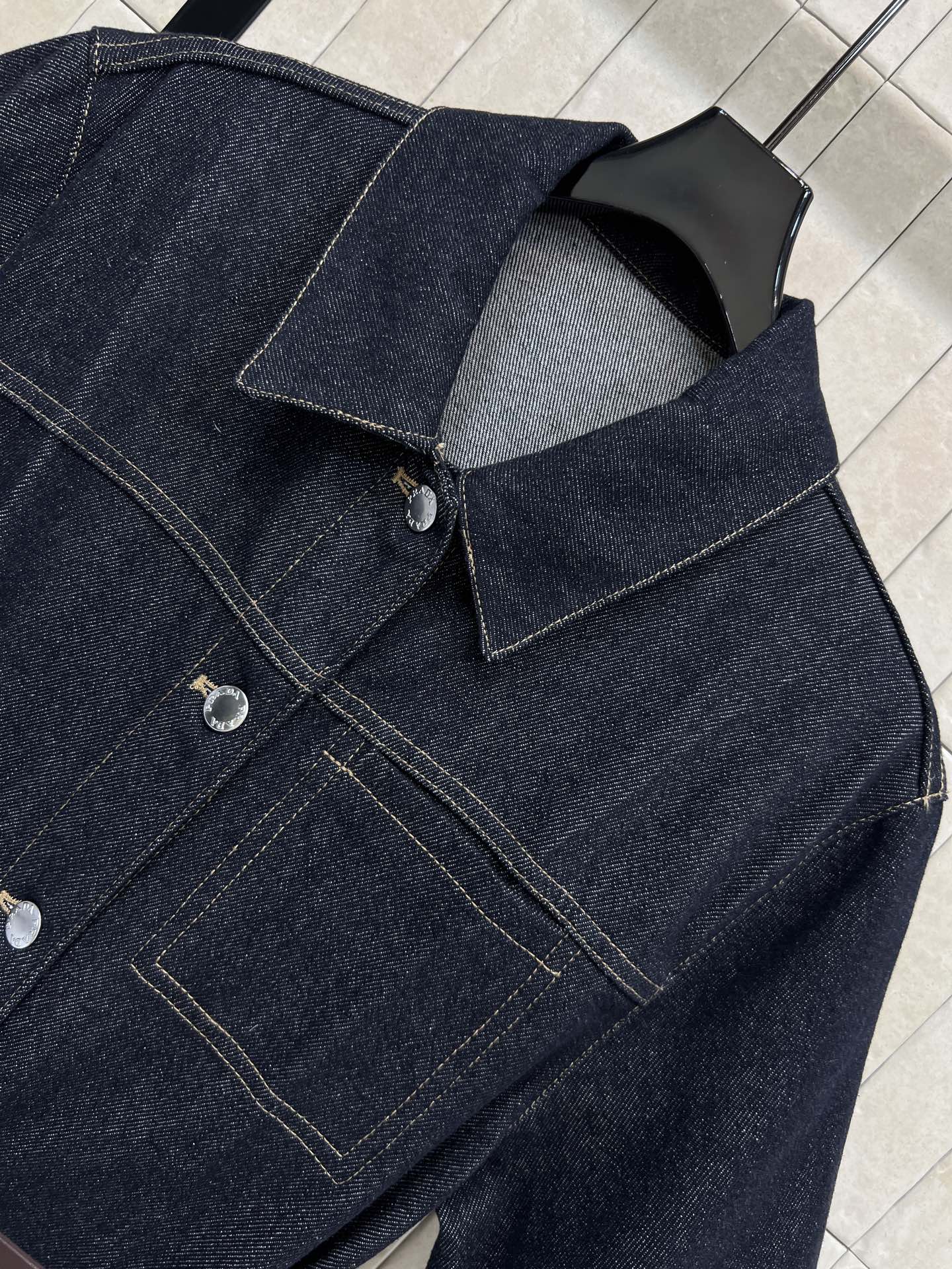 PD家 26春夏新款 翻领牛仔连衣裙 深色牛仔面料 短袖衬衫式设计 简约复古风格 金属纽扣+三角标腰带收