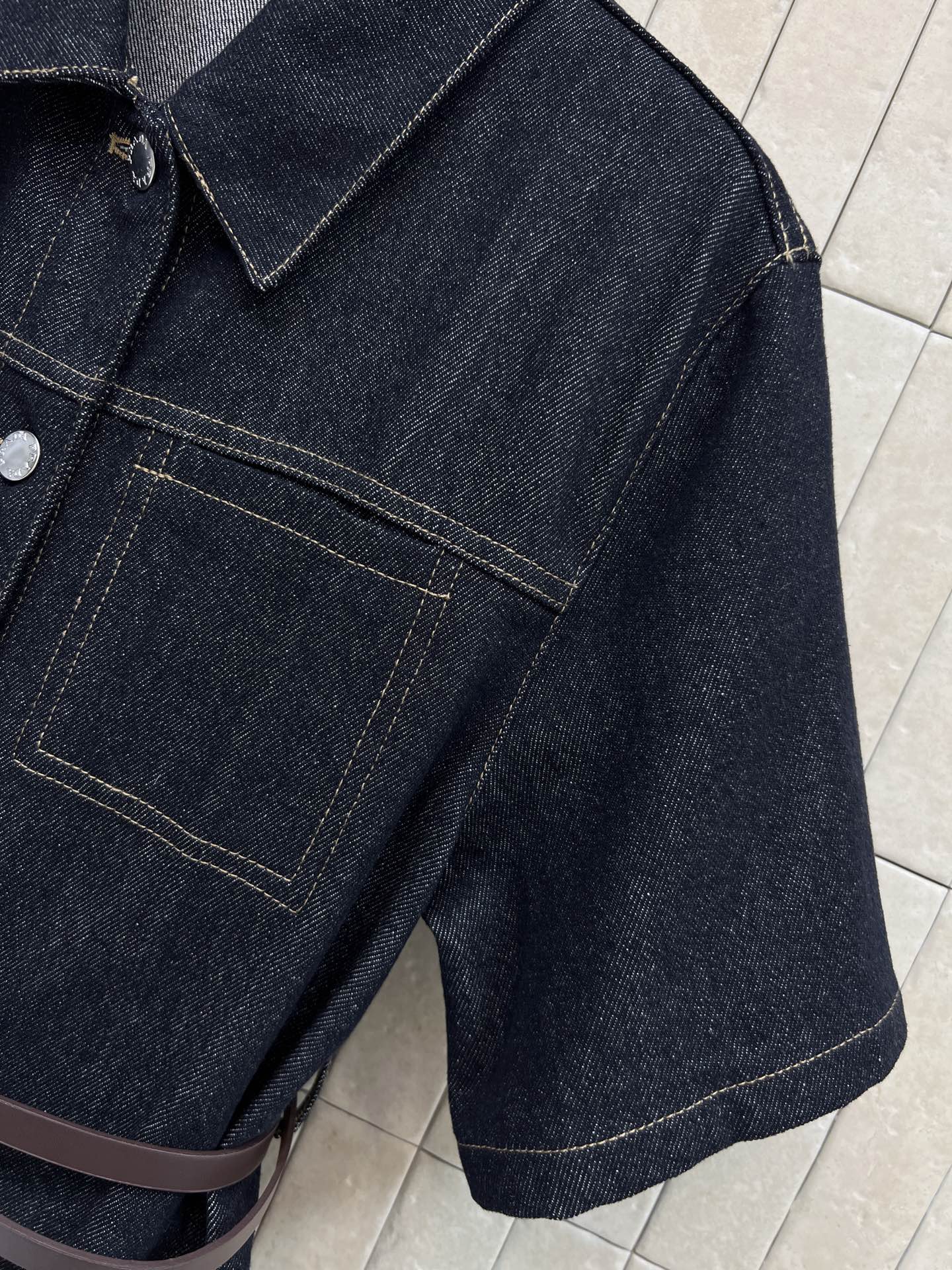 PD家 26春夏新款 翻领牛仔连衣裙 深色牛仔面料 短袖衬衫式设计 简约复古风格 金属纽扣+三角标腰带收