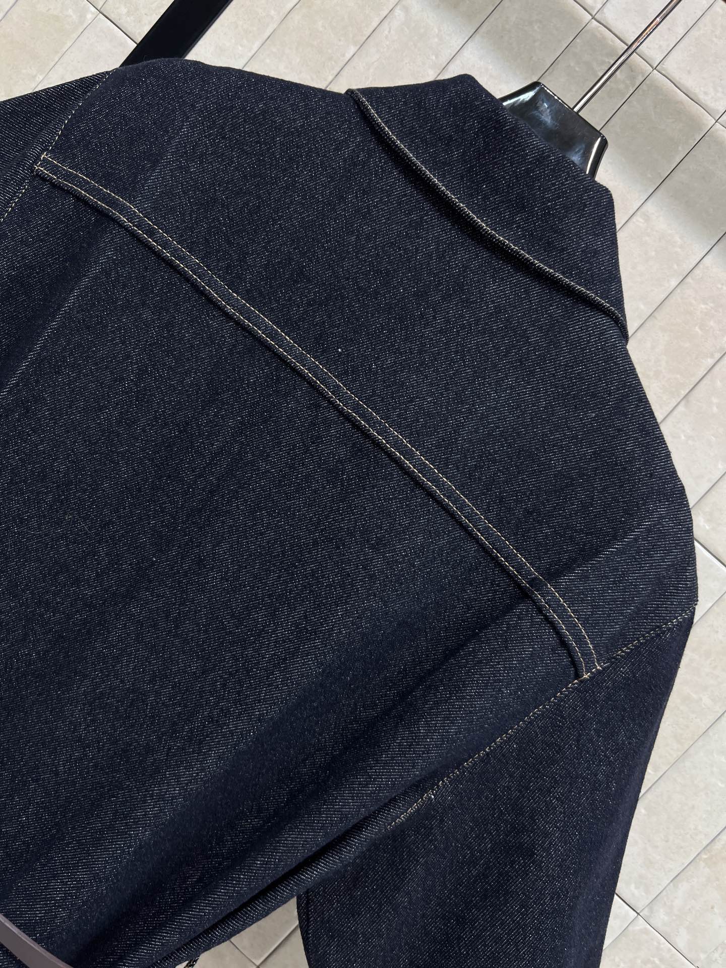 PD家 26春夏新款 翻领牛仔连衣裙 深色牛仔面料 短袖衬衫式设计 简约复古风格 金属纽扣+三角标腰带收