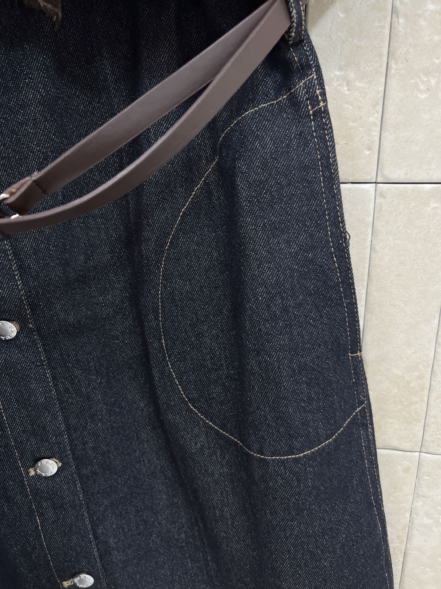 PD家 26春夏新款 翻领牛仔连衣裙 深色牛仔面料 短袖衬衫式设计 简约复古风格 金属纽扣+三角标腰带收