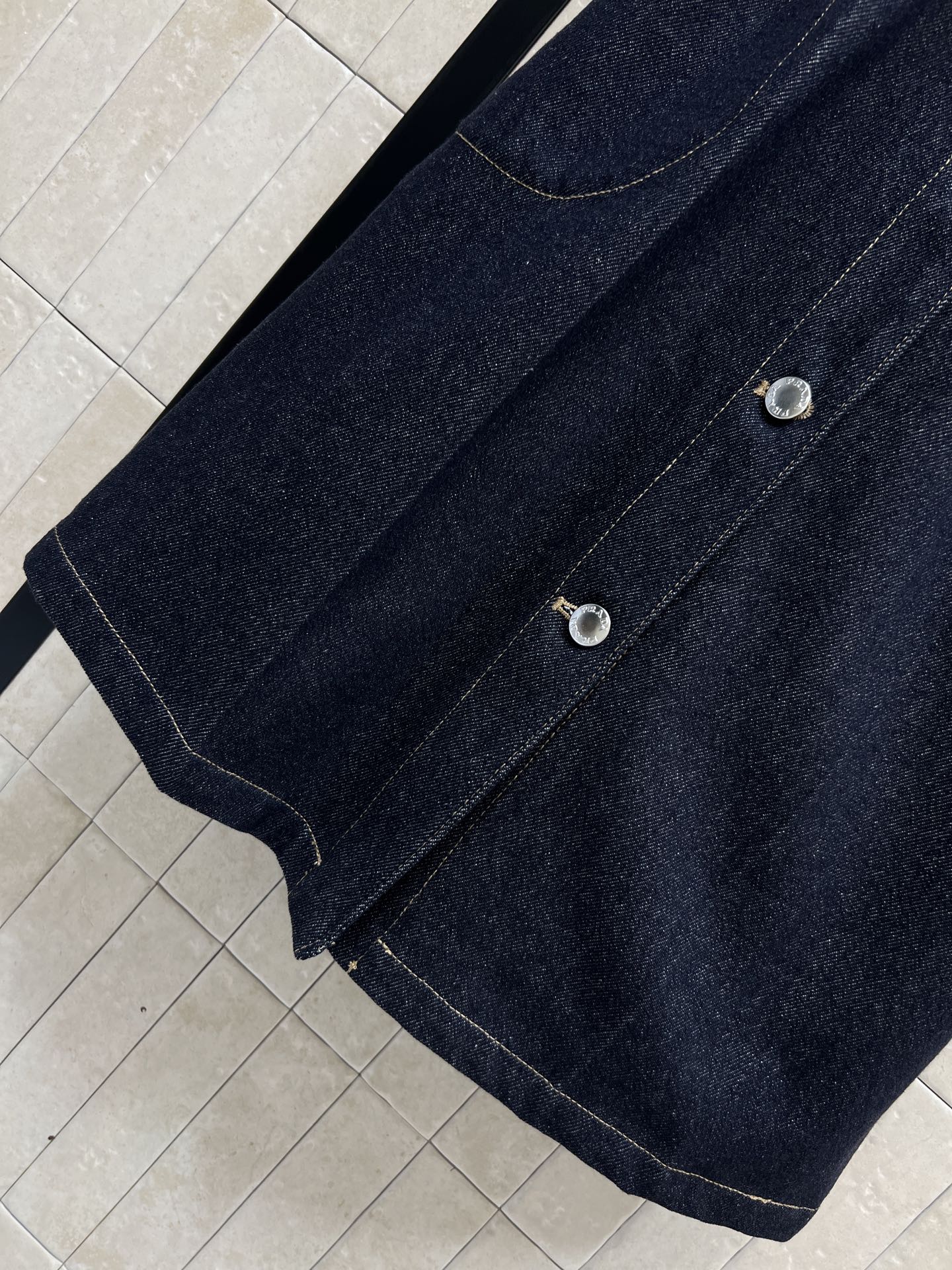 PD家 26春夏新款 翻领牛仔连衣裙 深色牛仔面料 短袖衬衫式设计 简约复古风格 金属纽扣+三角标腰带收