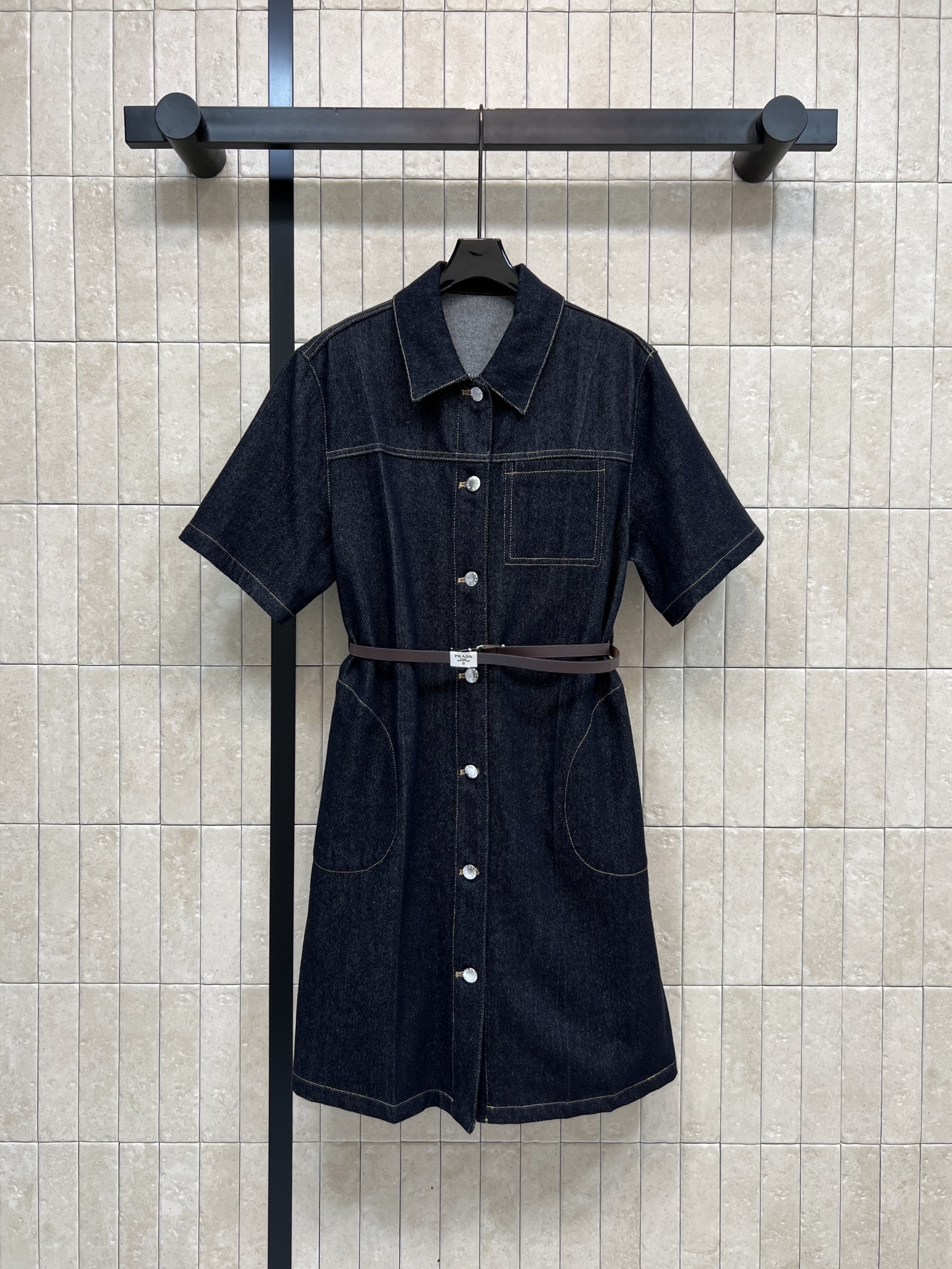 PD家 26春夏新款 翻领牛仔连衣裙 深色牛仔面料 短袖衬衫式设计 简约复古风格 金属纽扣+三角标腰带收