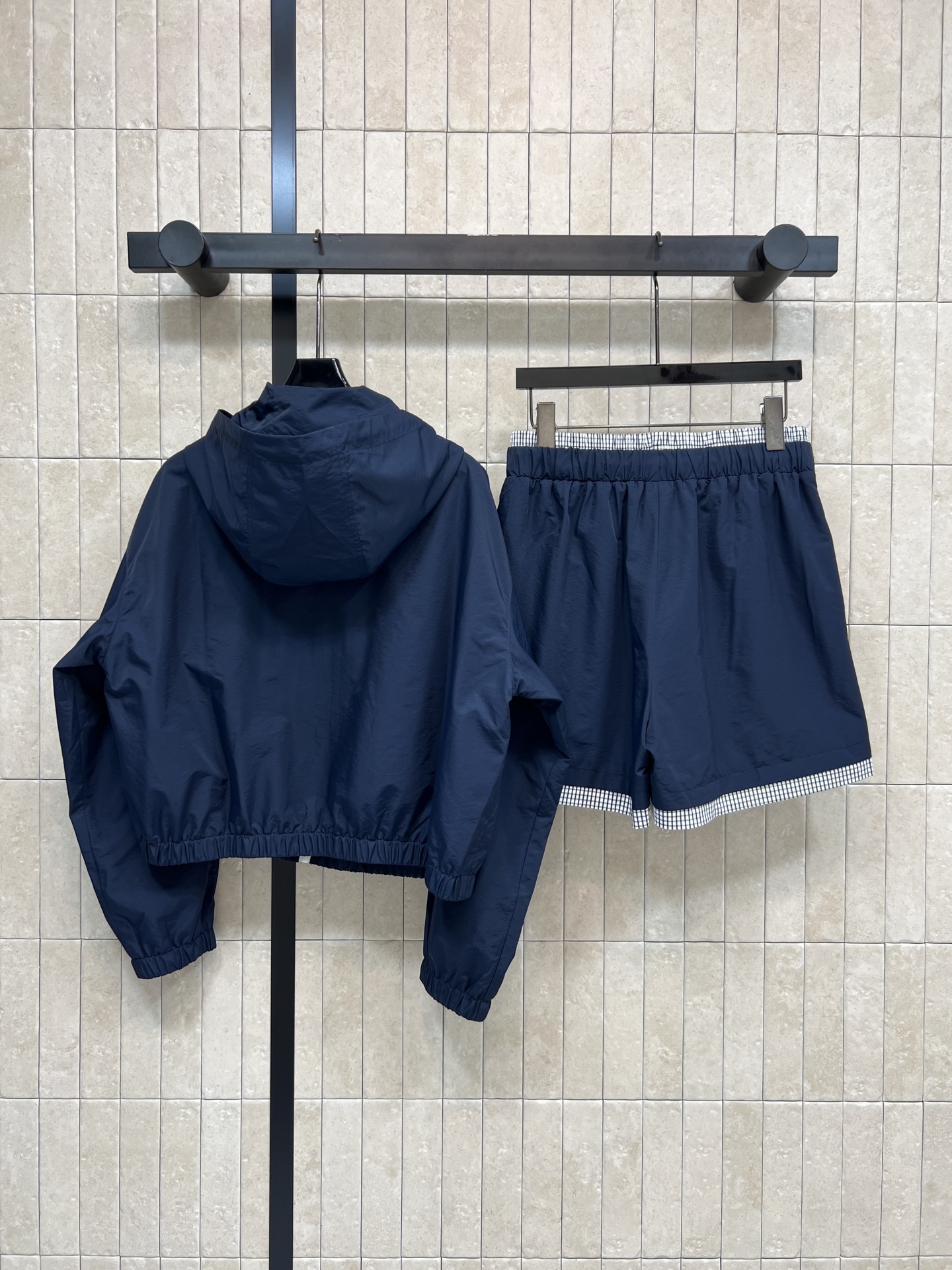 MIU家 26春夏新款 藏蓝色运动套装 连帽拉链外套+格纹拼接短裤 简约又有运动感胸前品牌刺绣超有辨识度