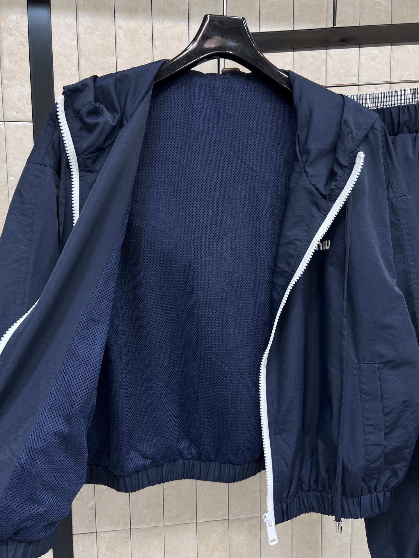 MIU家 26春夏新款 藏蓝色运动套装 连帽拉链外套+格纹拼接短裤 简约又有运动感胸前品牌刺绣超有辨识度