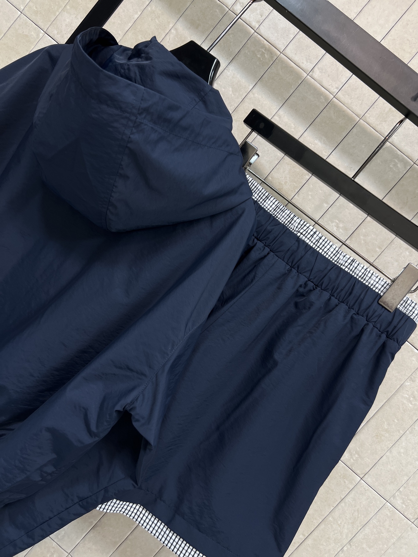 MIU家 26春夏新款 藏蓝色运动套装 连帽拉链外套+格纹拼接短裤 简约又有运动感胸前品牌刺绣超有辨识度