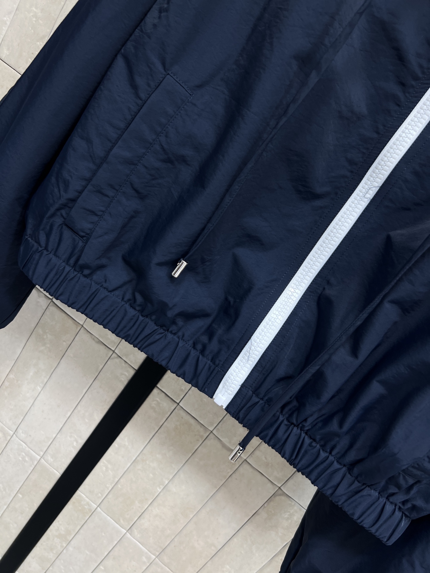 MIU家 26春夏新款 藏蓝色运动套装 连帽拉链外套+格纹拼接短裤 简约又有运动感胸前品牌刺绣超有辨识度