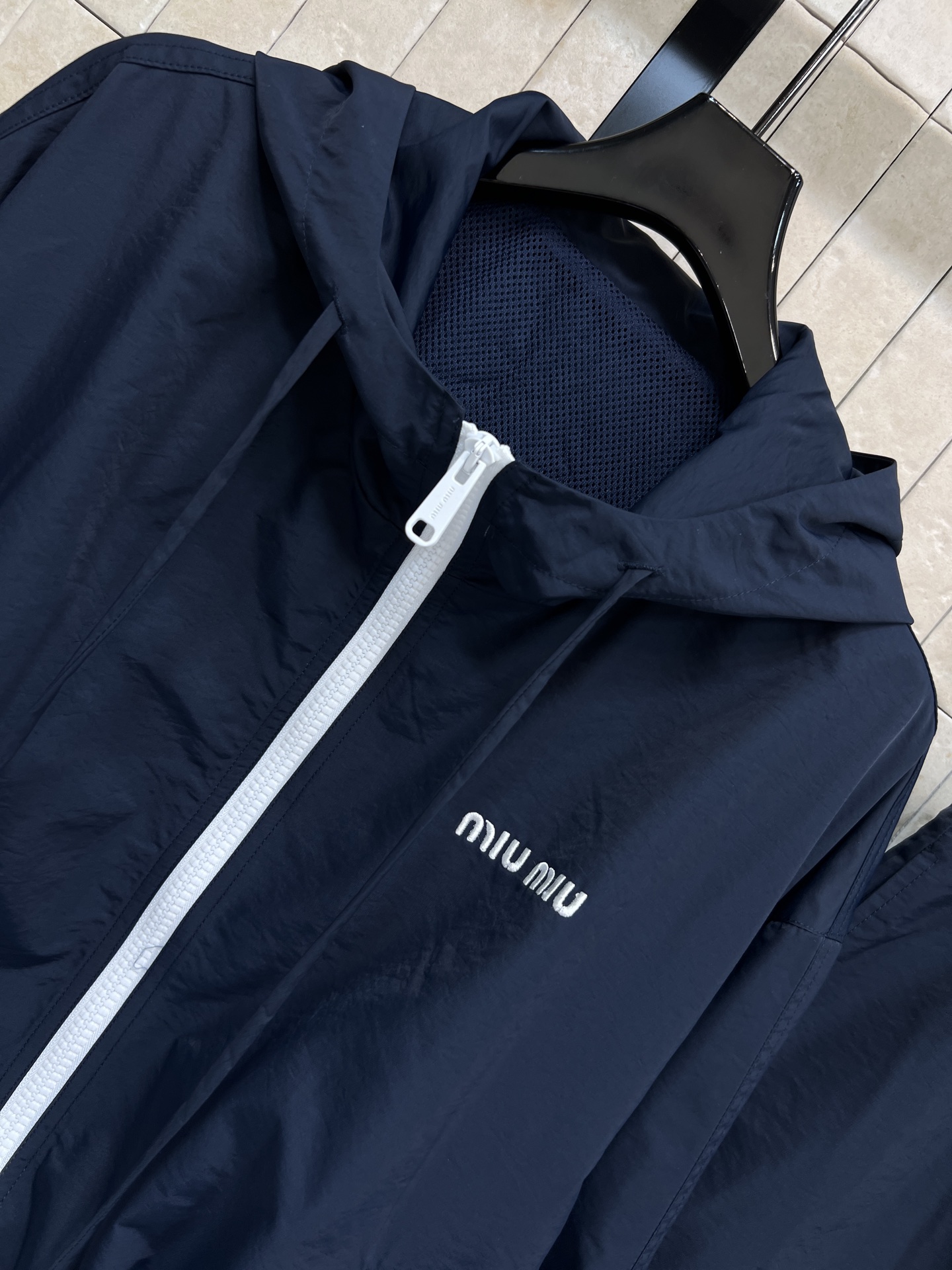 MIU家 26春夏新款 藏蓝色运动套装 连帽拉链外套+格纹拼接短裤 简约又有运动感胸前品牌刺绣超有辨识度