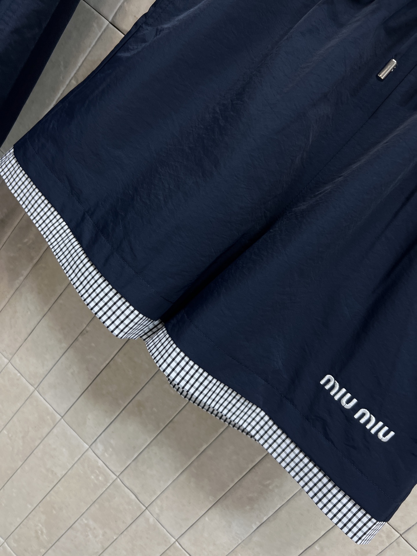 MIU家 26春夏新款 藏蓝色运动套装 连帽拉链外套+格纹拼接短裤 简约又有运动感胸前品牌刺绣超有辨识度