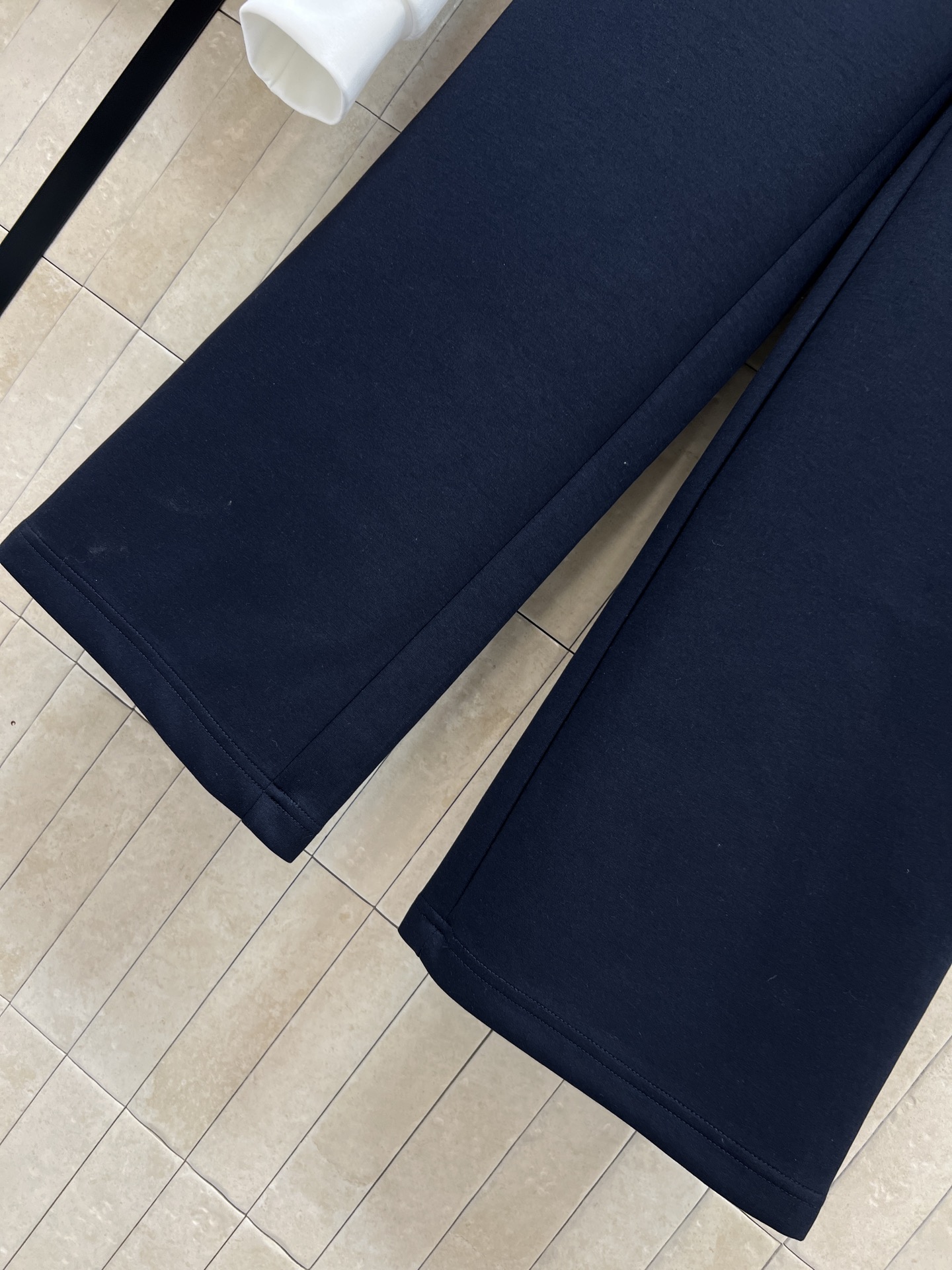 D家 26春夏新款 学院风撞色运动套装 白色立领拉链外套+深蓝抽绳阔腿裤 简约复古 白色袖子和立领与深蓝