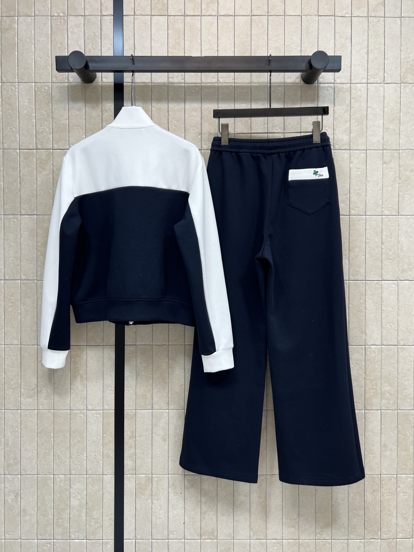 D家 26春夏新款 学院风撞色运动套装 白色立领拉链外套+深蓝抽绳阔腿裤 简约复古 白色袖子和立领与深蓝