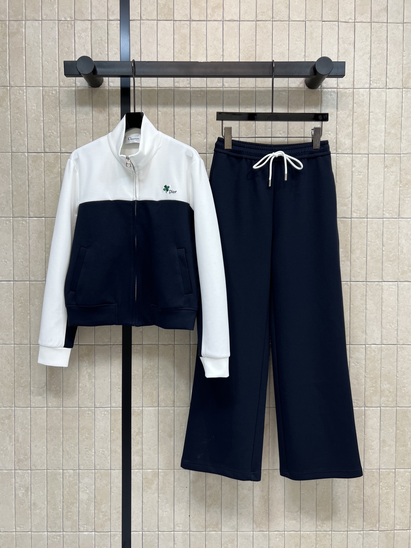 D家 26春夏新款 学院风撞色运动套装 白色立领拉链外套+深蓝抽绳阔腿裤 简约复古 白色袖子和立领与深蓝