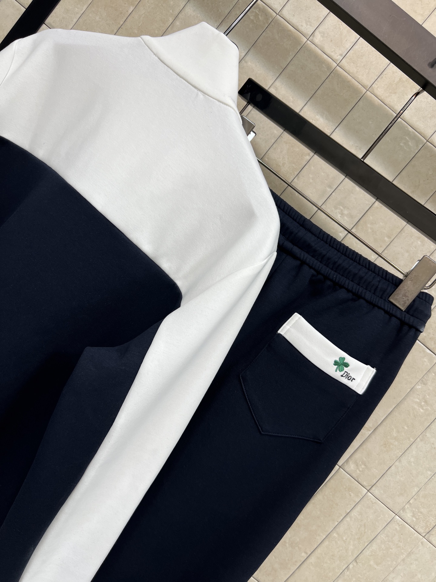 D家 26春夏新款 学院风撞色运动套装 白色立领拉链外套+深蓝抽绳阔腿裤 简约复古 白色袖子和立领与深蓝