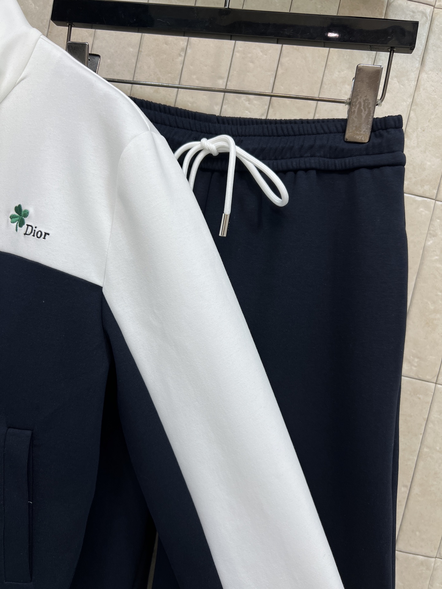 D家 26春夏新款 学院风撞色运动套装 白色立领拉链外套+深蓝抽绳阔腿裤 简约复古 白色袖子和立领与深蓝