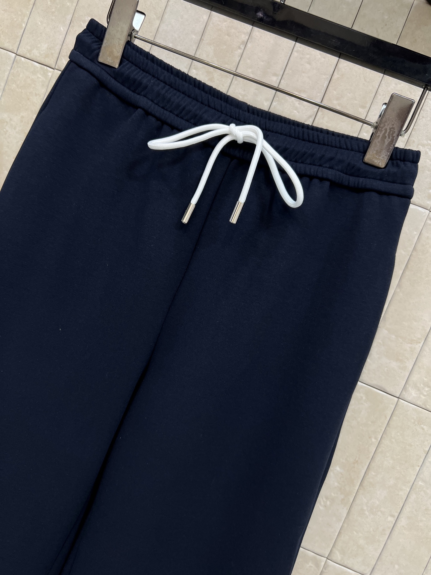 D家 26春夏新款 学院风撞色运动套装 白色立领拉链外套+深蓝抽绳阔腿裤 简约复古 白色袖子和立领与深蓝