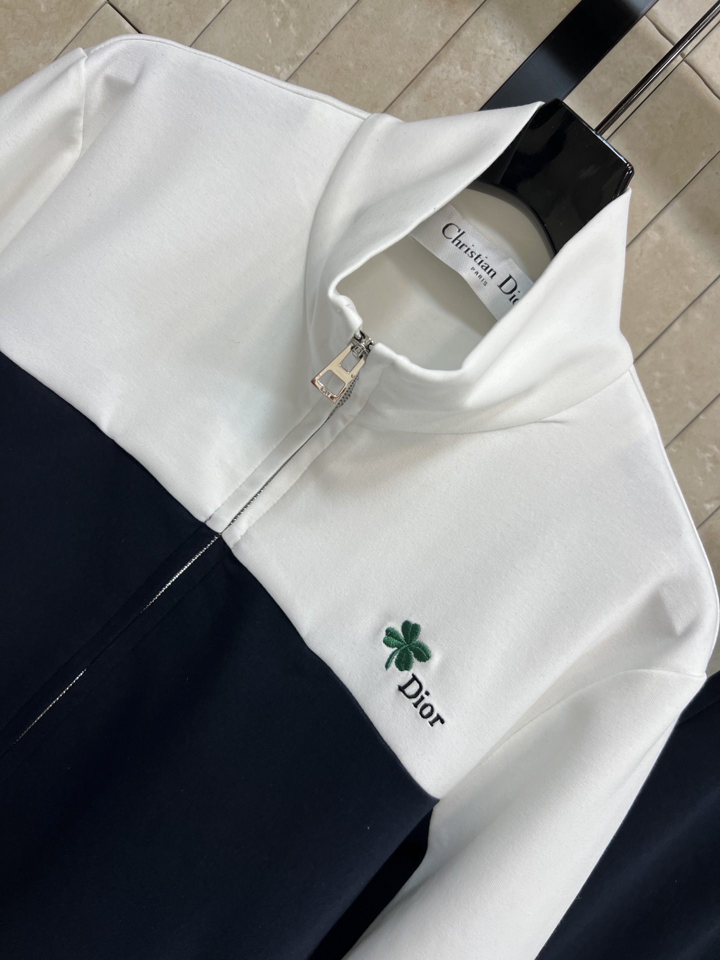 D家 26春夏新款 学院风撞色运动套装 白色立领拉链外套+深蓝抽绳阔腿裤 简约复古 白色袖子和立领与深蓝