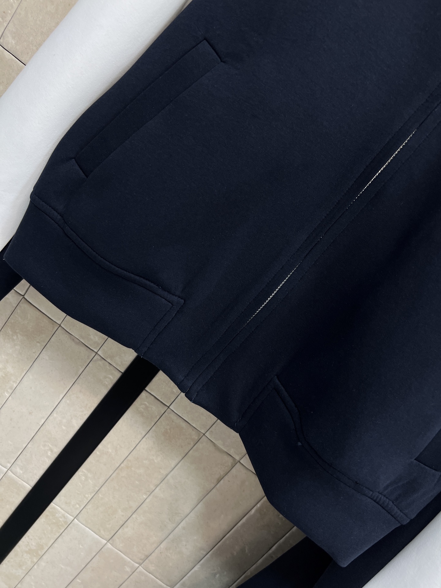 D家 26春夏新款 学院风撞色运动套装 白色立领拉链外套+深蓝抽绳阔腿裤 简约复古 白色袖子和立领与深蓝