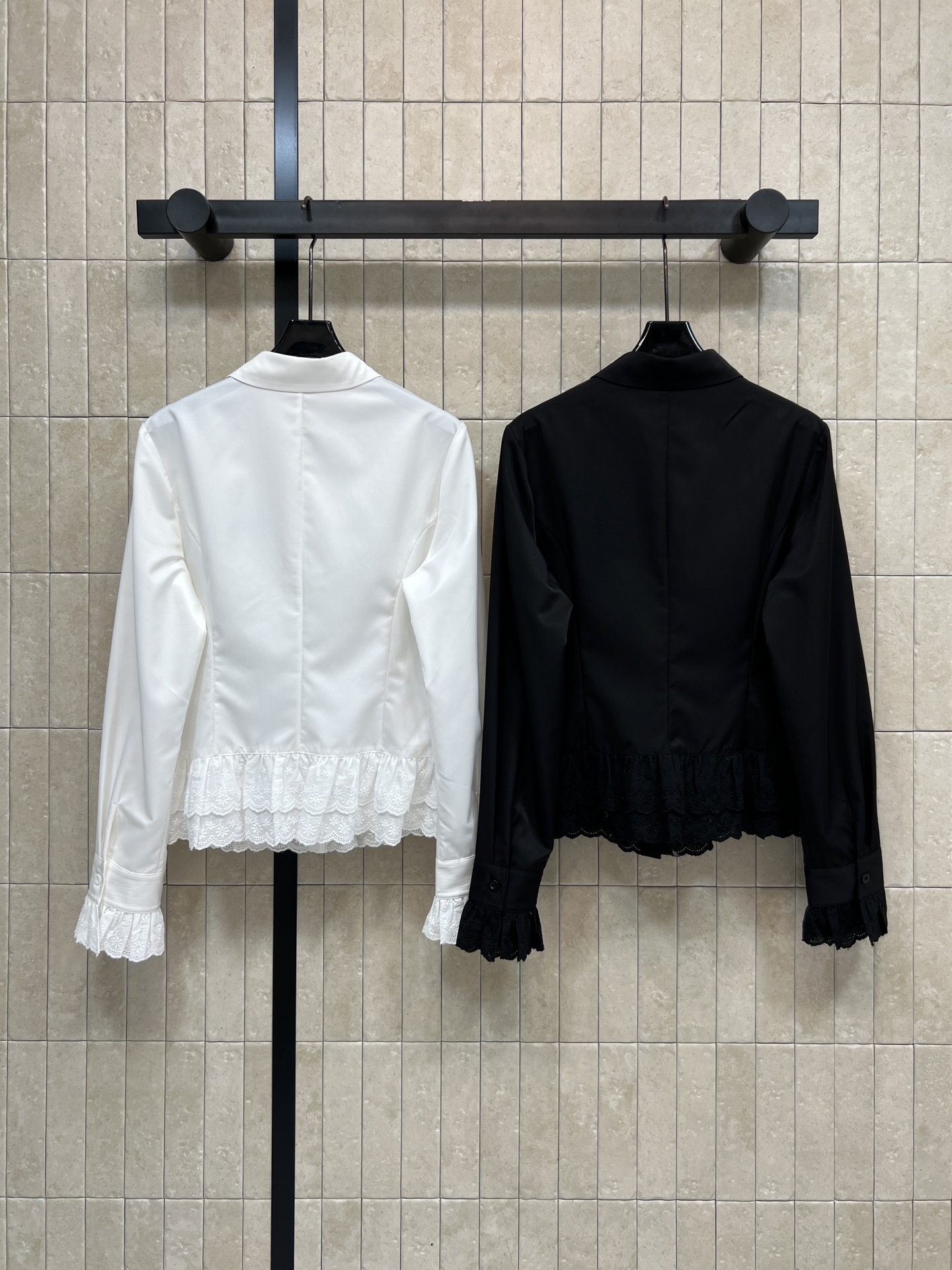 MIU家 26春夏新款 蕾丝花边衬衫 蕾丝花边点缀下摆和袖口 甜美优雅 短款修身版型 单穿或叠搭都很出彩