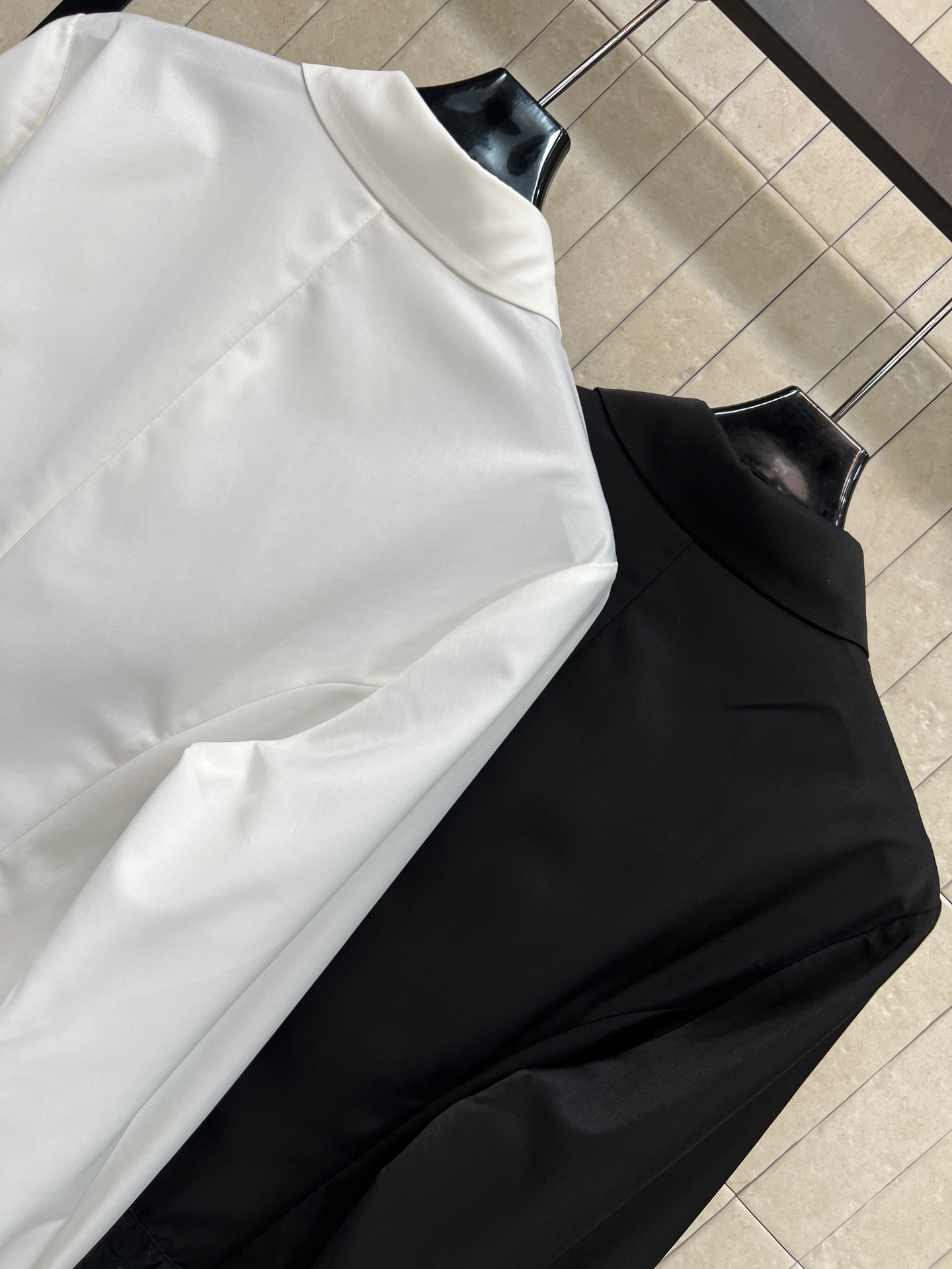 MIU家 26春夏新款 蕾丝花边衬衫 蕾丝花边点缀下摆和袖口 甜美优雅 短款修身版型 单穿或叠搭都很出彩