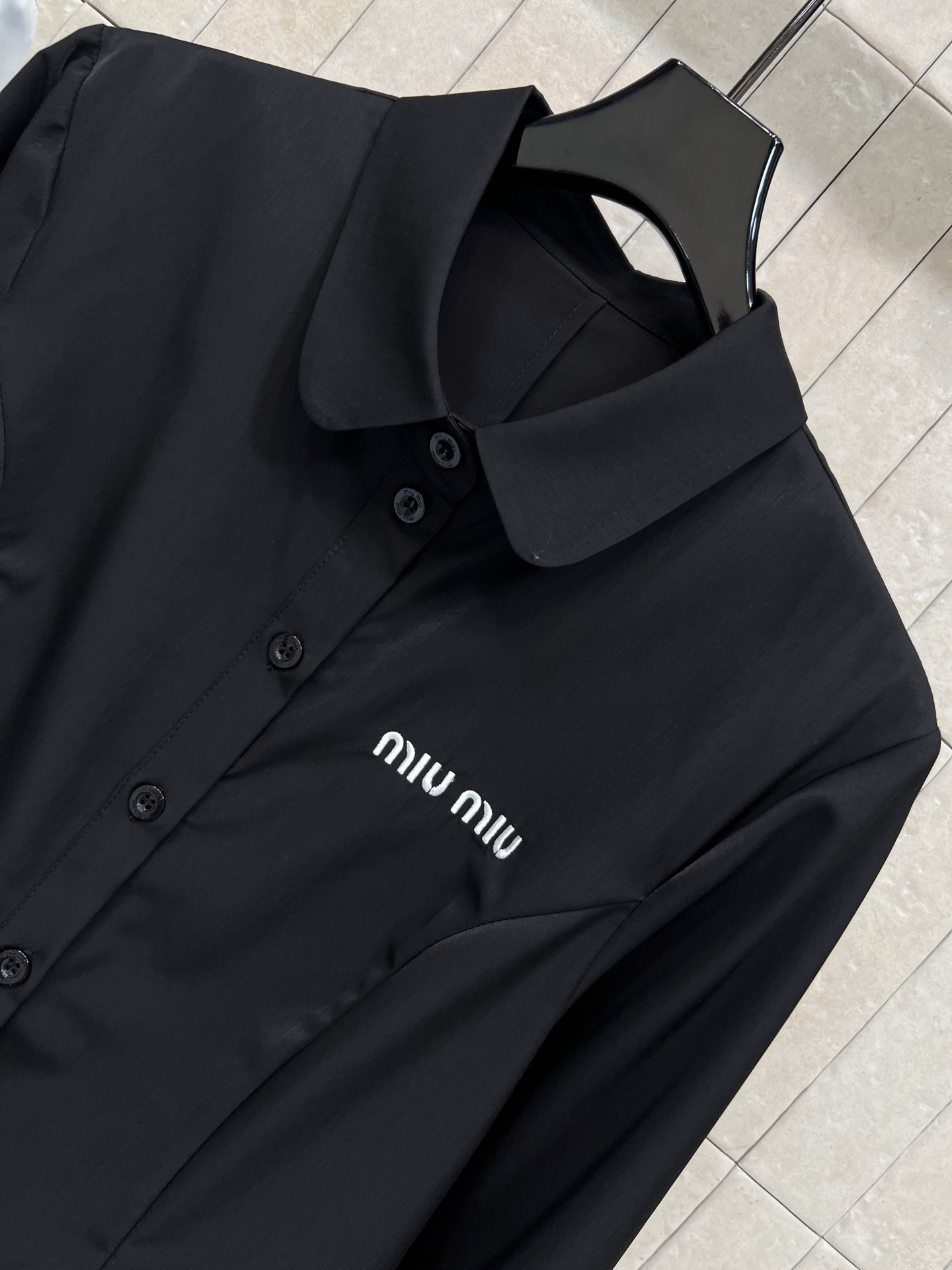 MIU家 26春夏新款 蕾丝花边衬衫 蕾丝花边点缀下摆和袖口 甜美优雅 短款修身版型 单穿或叠搭都很出彩