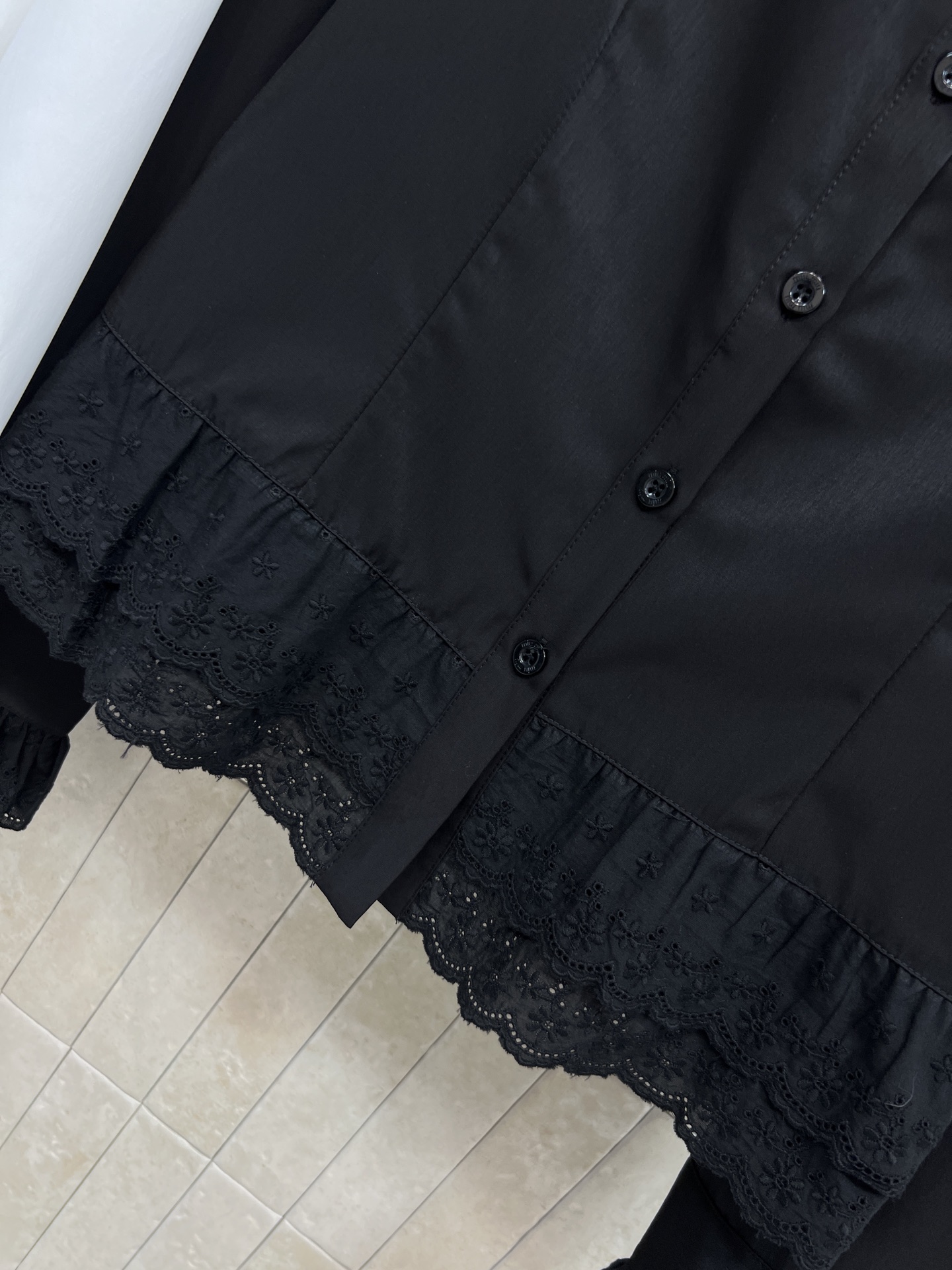 MIU家 26春夏新款 蕾丝花边衬衫 蕾丝花边点缀下摆和袖口 甜美优雅 短款修身版型 单穿或叠搭都很出彩