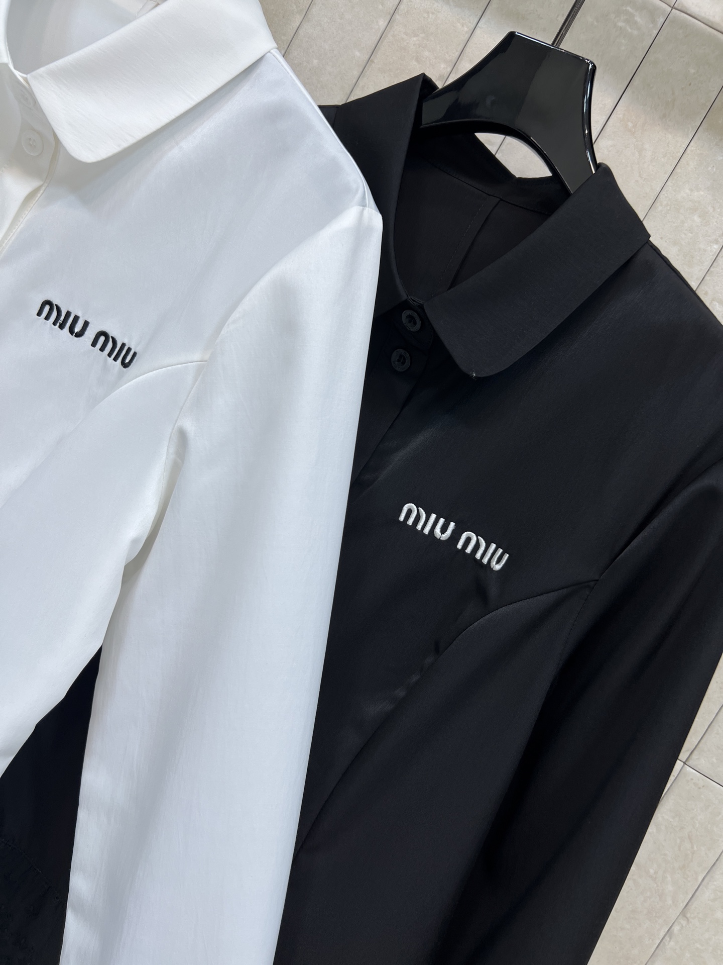 MIU家 26春夏新款 蕾丝花边衬衫 蕾丝花边点缀下摆和袖口 甜美优雅 短款修身版型 单穿或叠搭都很出彩