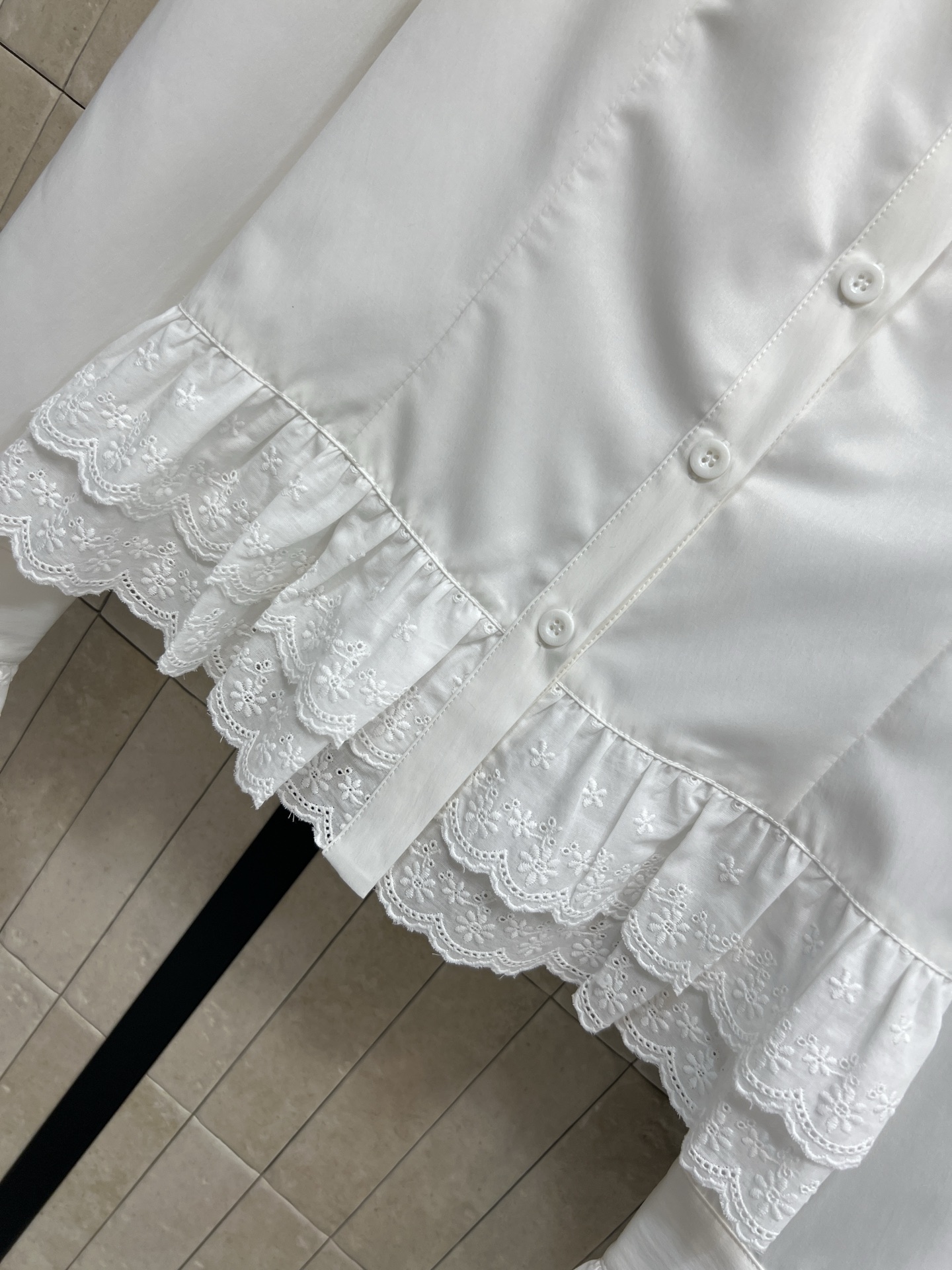 MIU家 26春夏新款 蕾丝花边衬衫 蕾丝花边点缀下摆和袖口 甜美优雅 短款修身版型 单穿或叠搭都很出彩