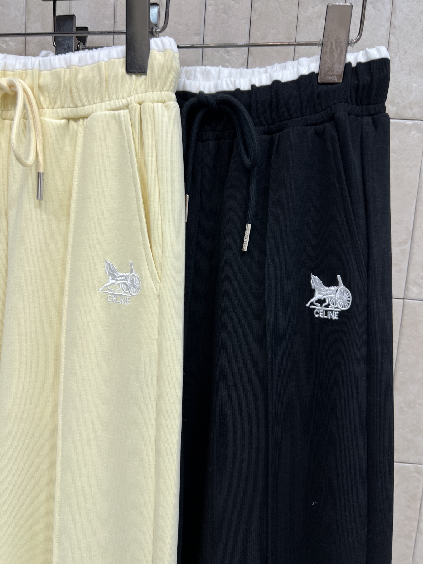 26春夏新款 美式刺绣运动裤 高腰宽松阔腿设计 垂感面料超显瘦 梨形身材友好！松紧腰+抽绳 舒适又实用 