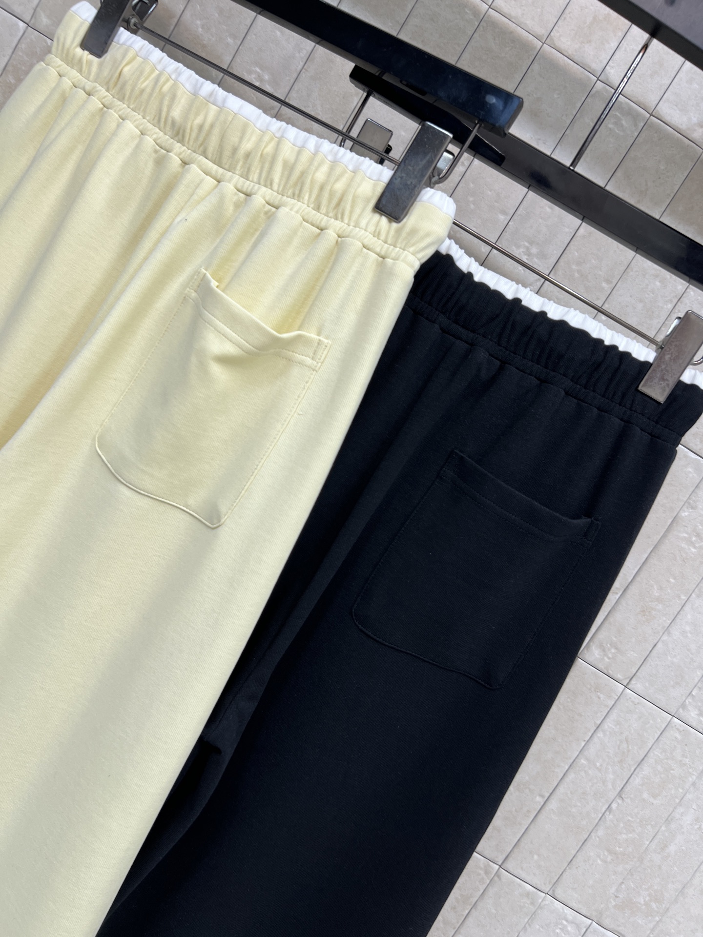 26春夏新款 美式刺绣运动裤 高腰宽松阔腿设计 垂感面料超显瘦 梨形身材友好！松紧腰+抽绳 舒适又实用 